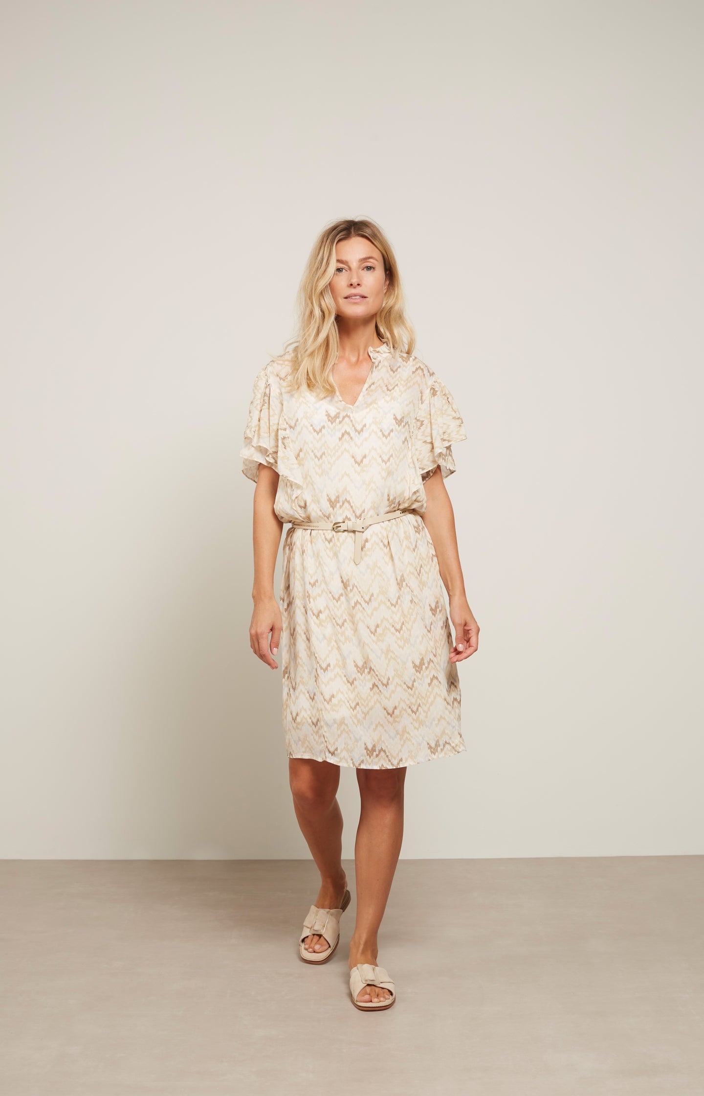 Dress with round neck, short bell sleeves and zigzag print