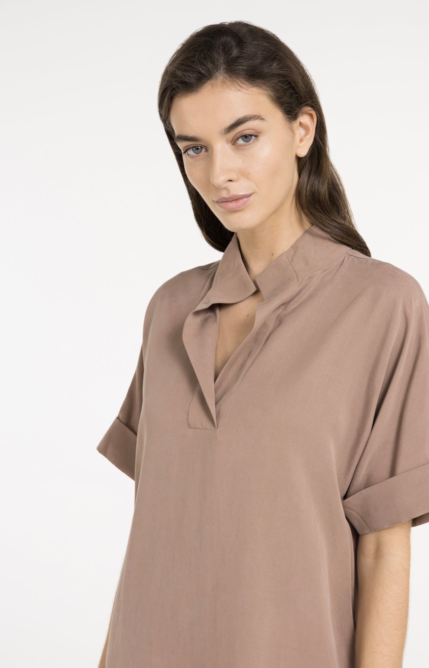 Dress with short sleeves and polo collar