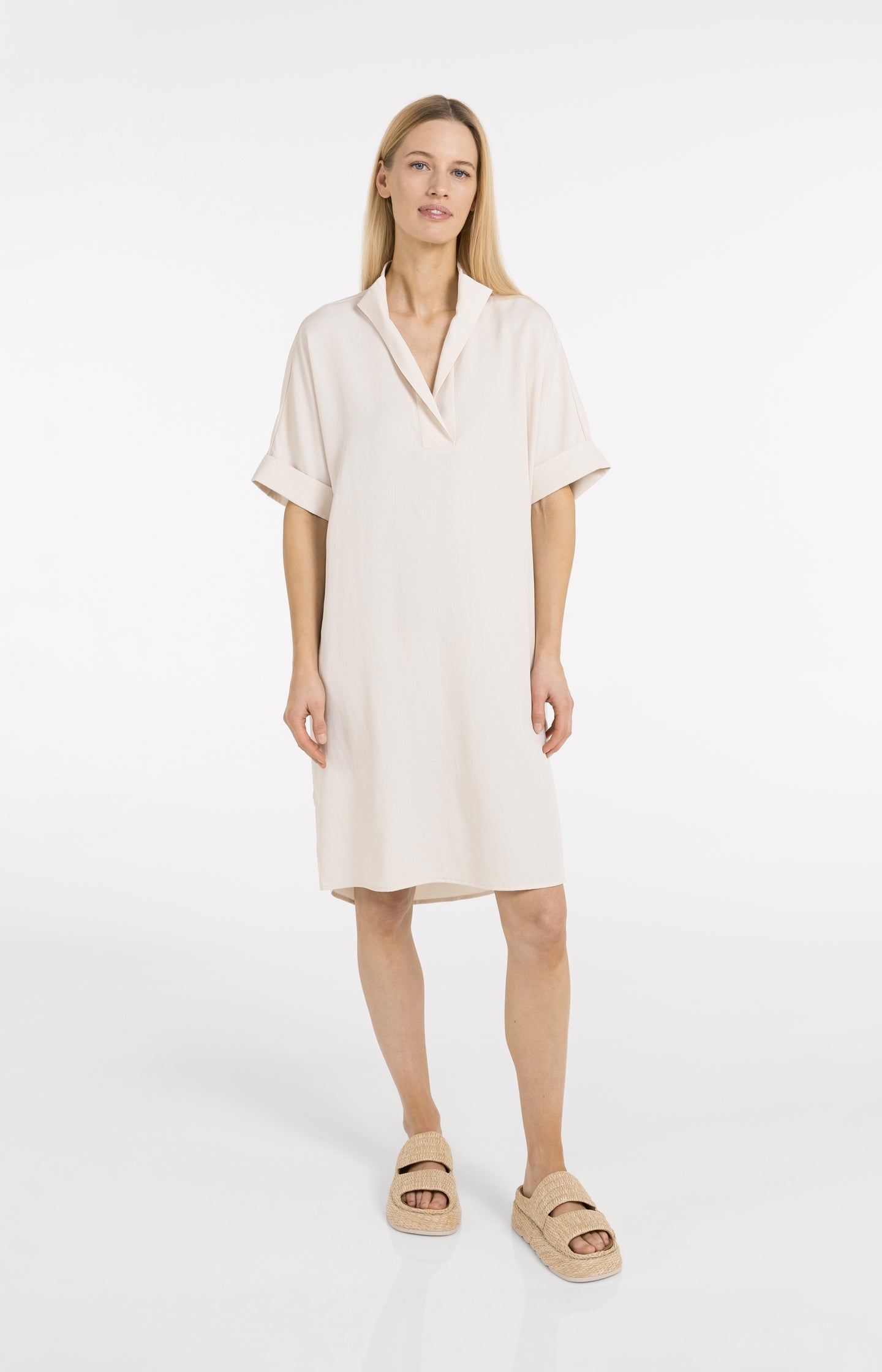 Dress with short sleeves and polo collar