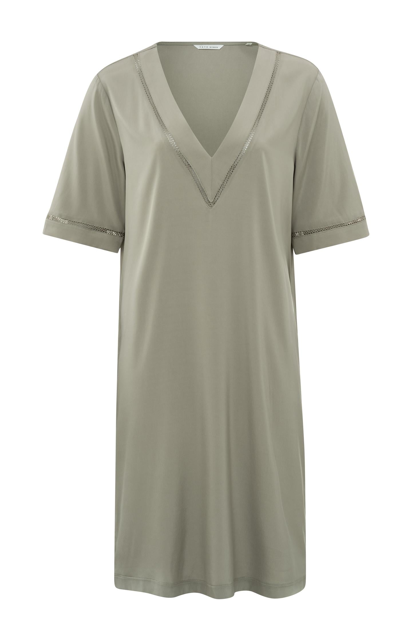 Dress with V-neck and shorts sleeves in wide fit - Type: product