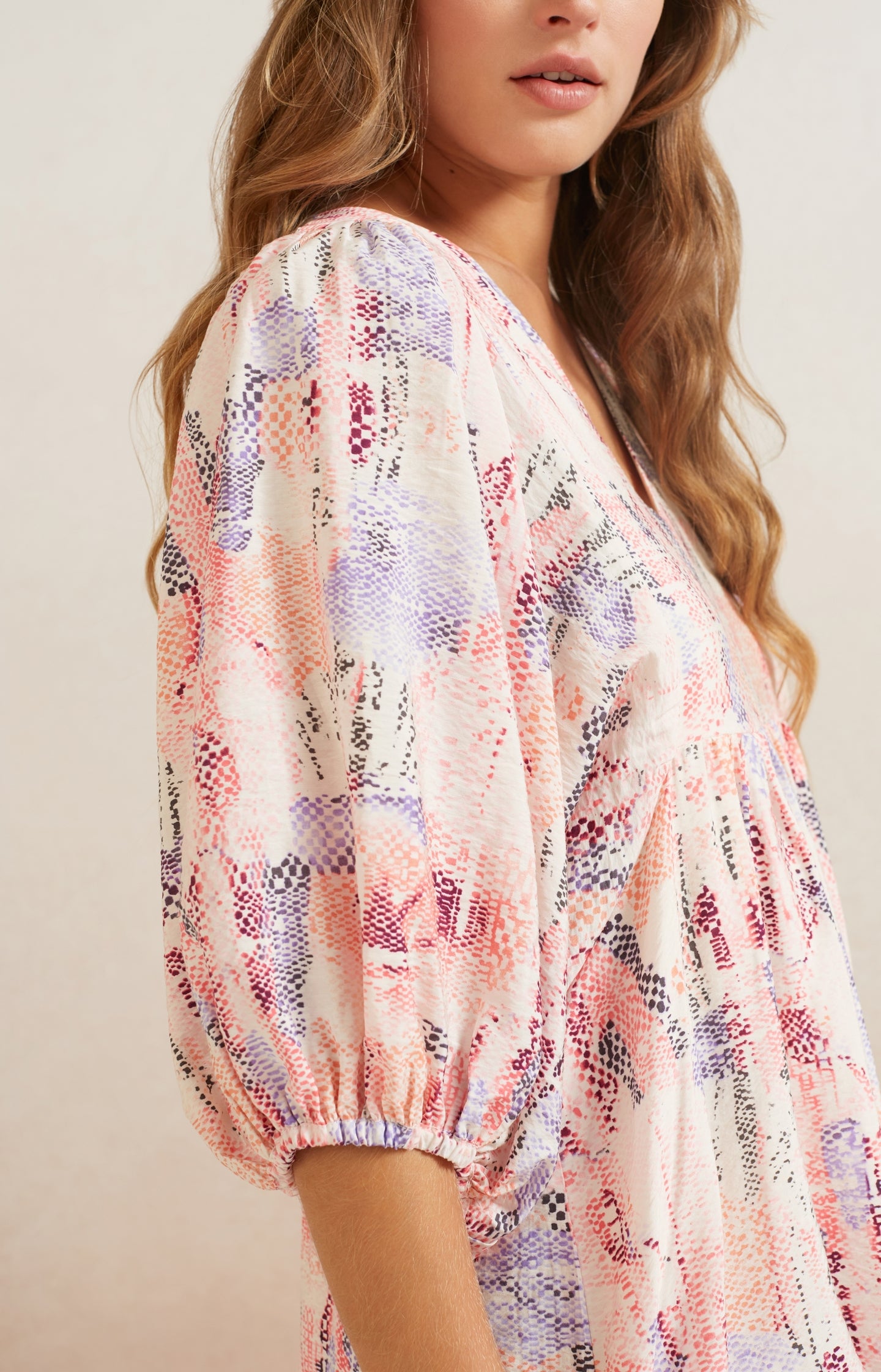 Dress with V-neck, large balloon sleeves and colorful print - Type: lookbook