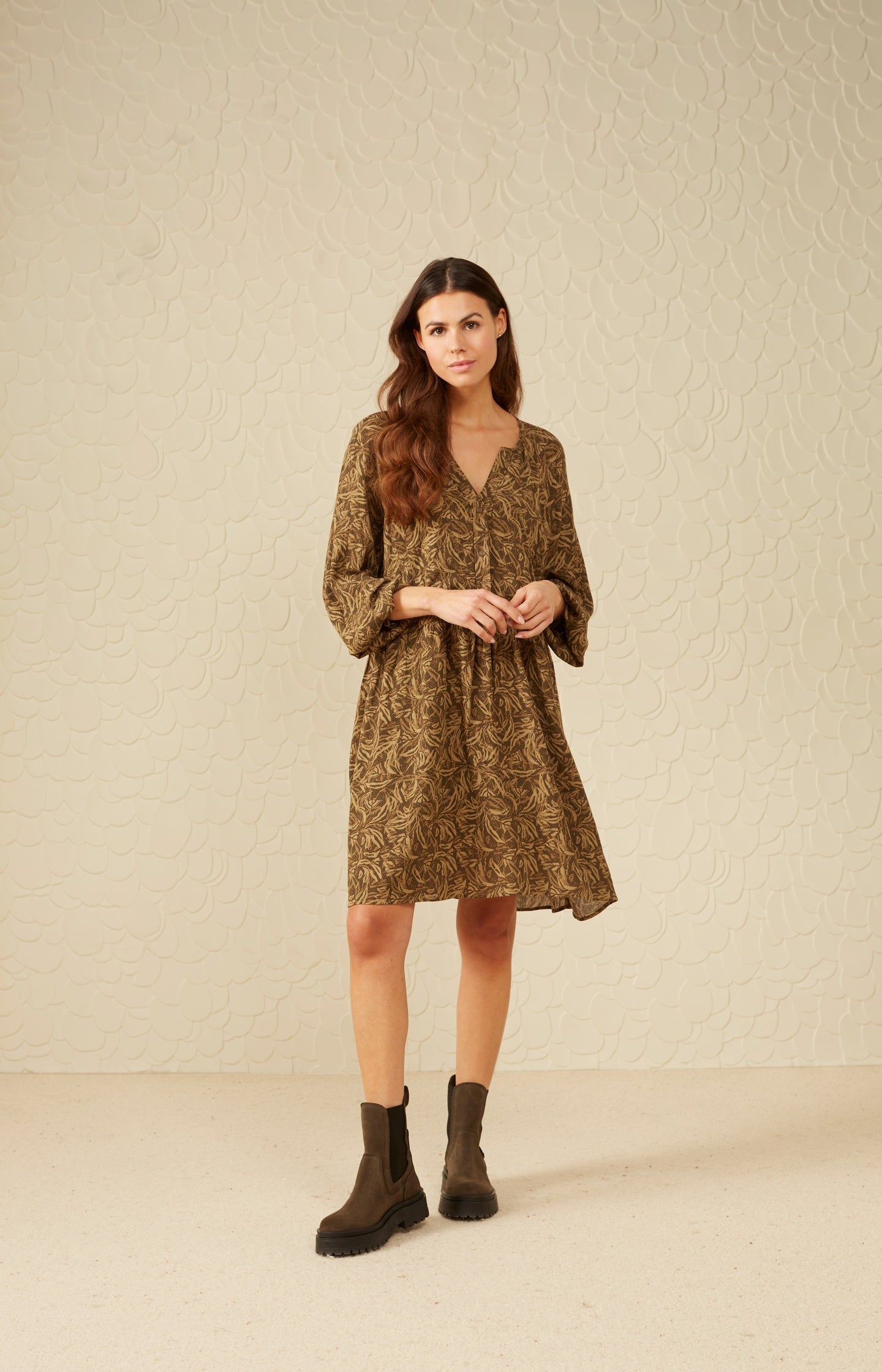 Dress with V-neck, long puff sleeves, buttons and print - Type: lookbook