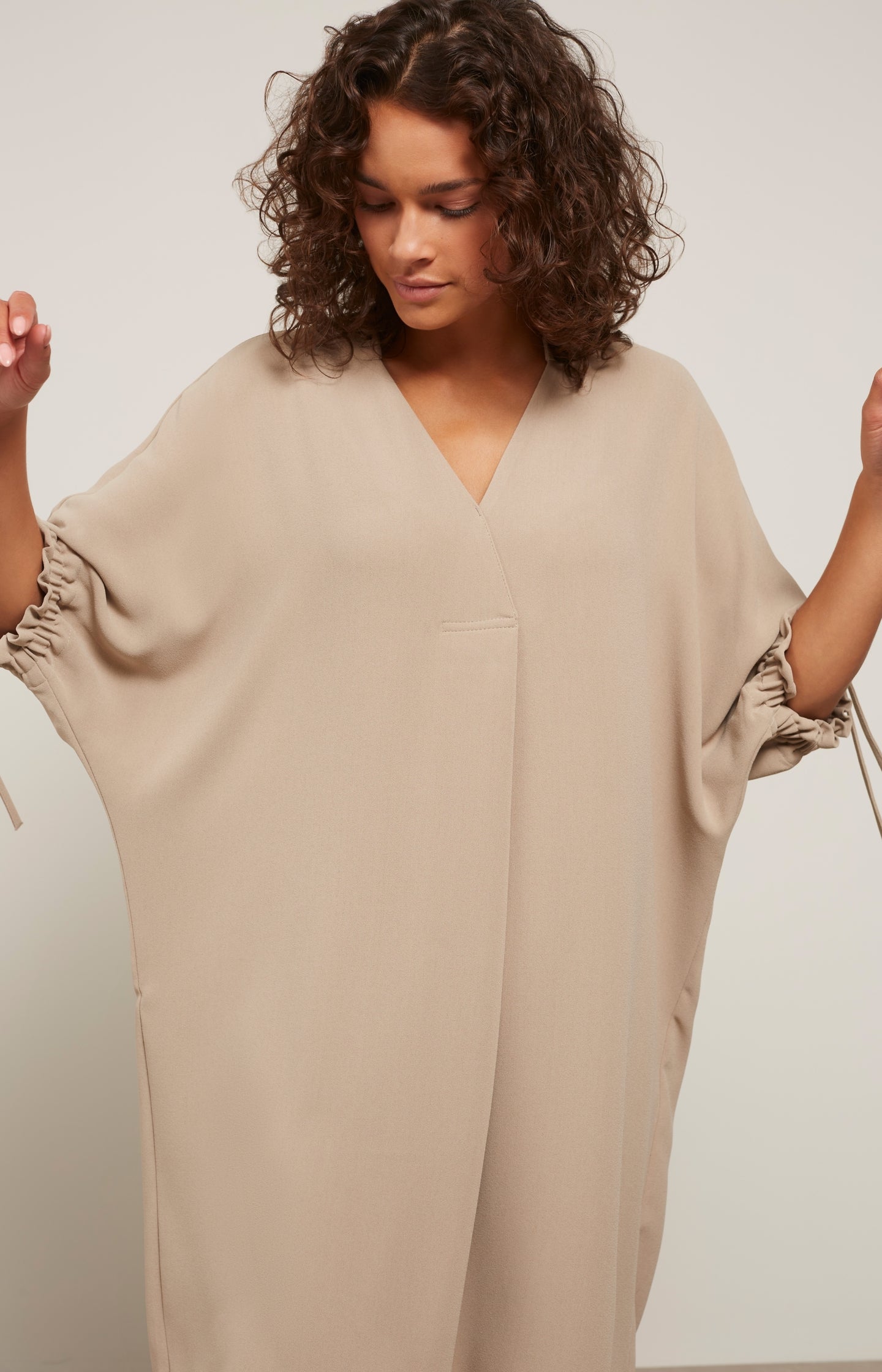 Dress with V-neck, mid-length sleeves and pleated detail - Type: lookbook
