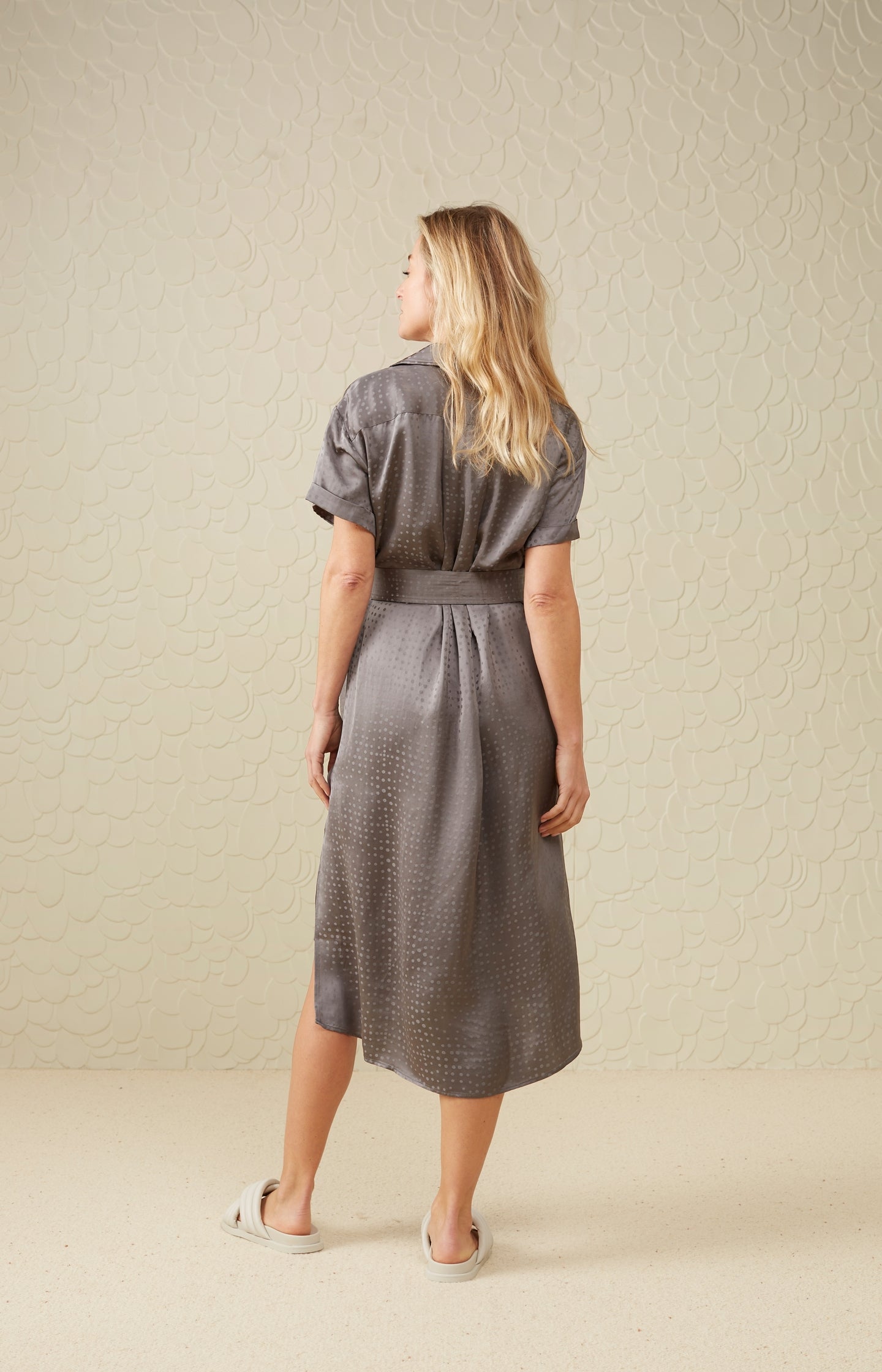 Dress with V-neck, short sleeves, strap and dot pattern