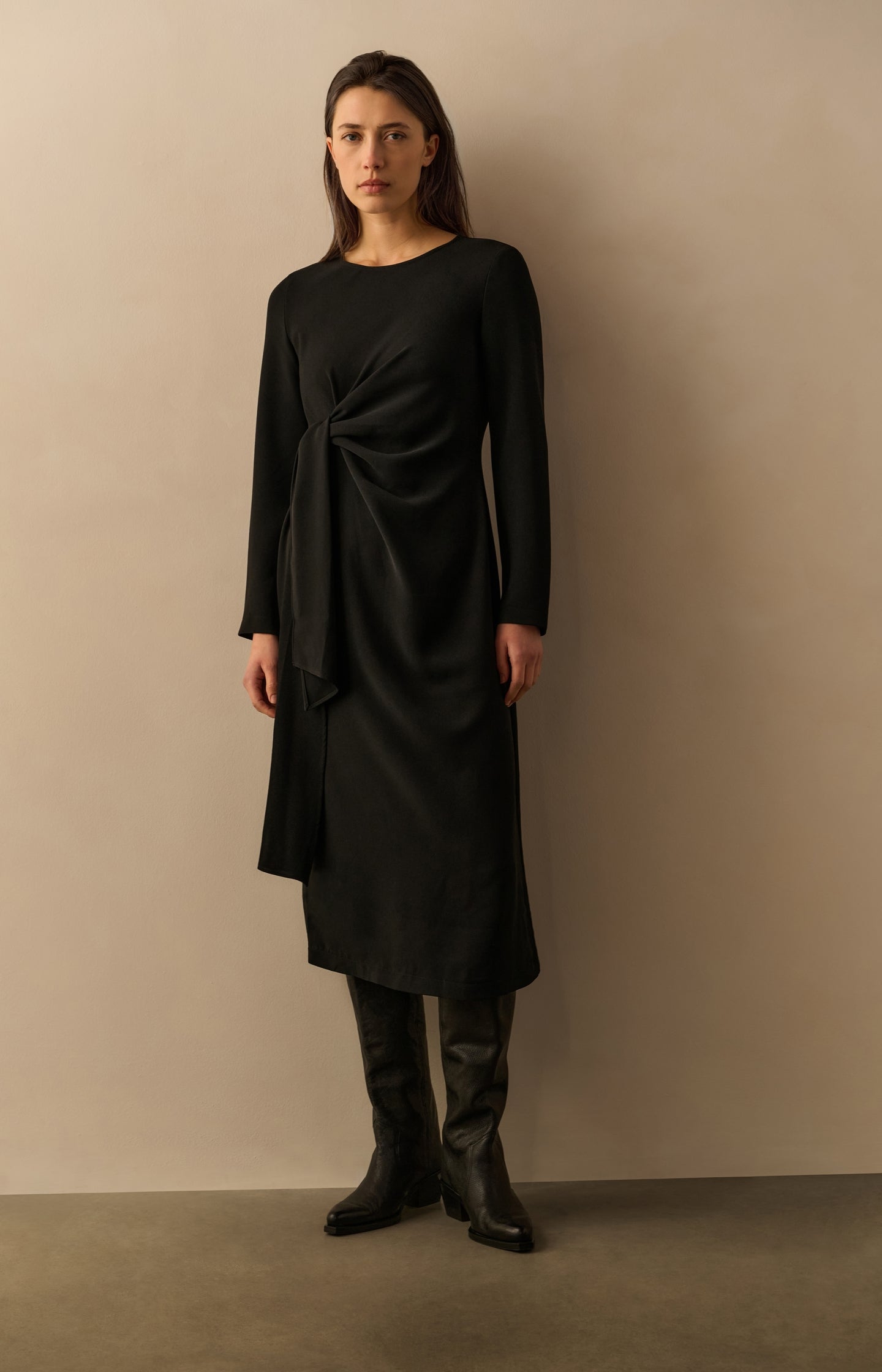 Elegant long sleeve dress with front knot detail - Type: lookbook