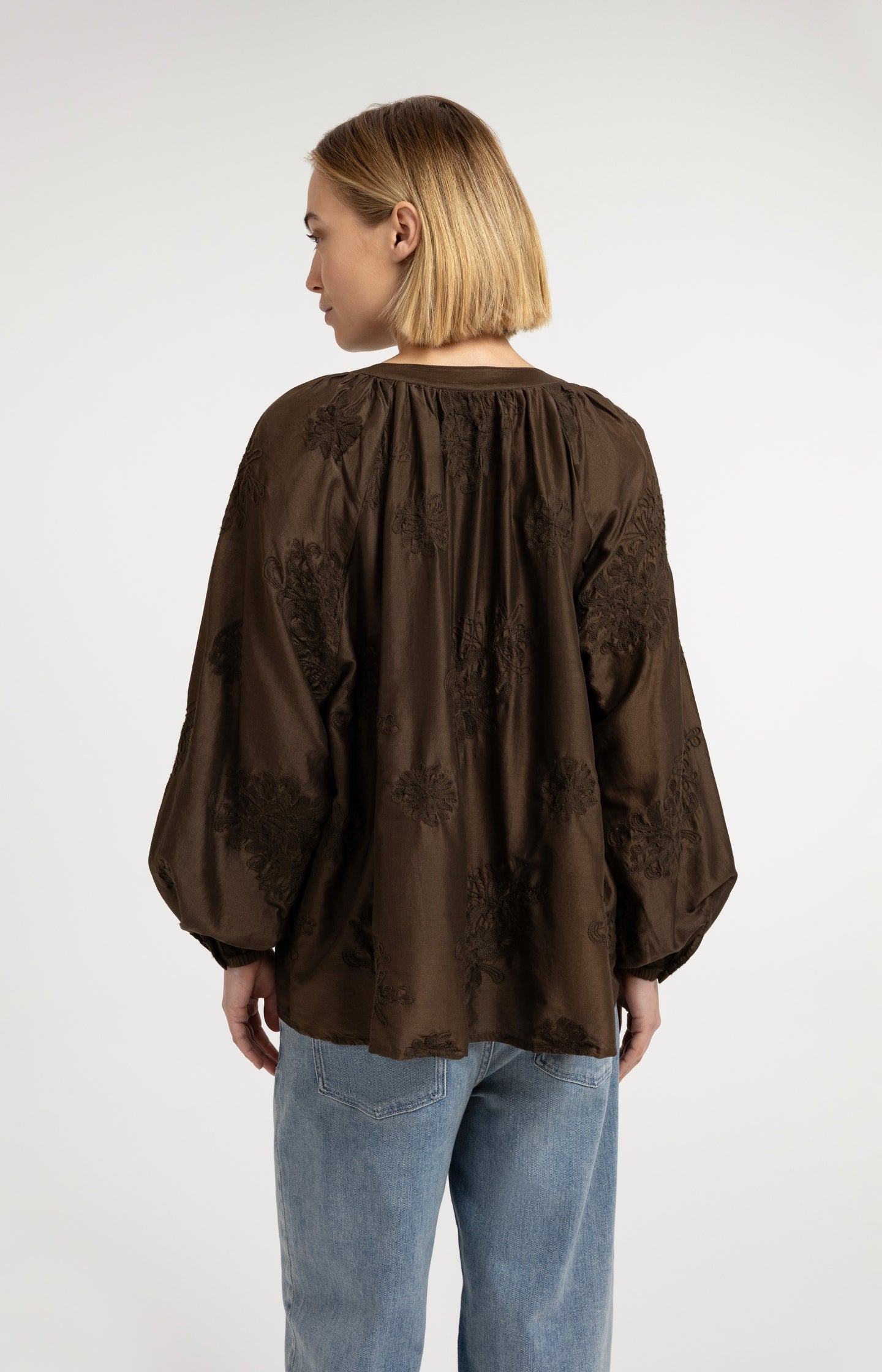 Embroidered blouse with long sleeves and loose fit - Type: video
