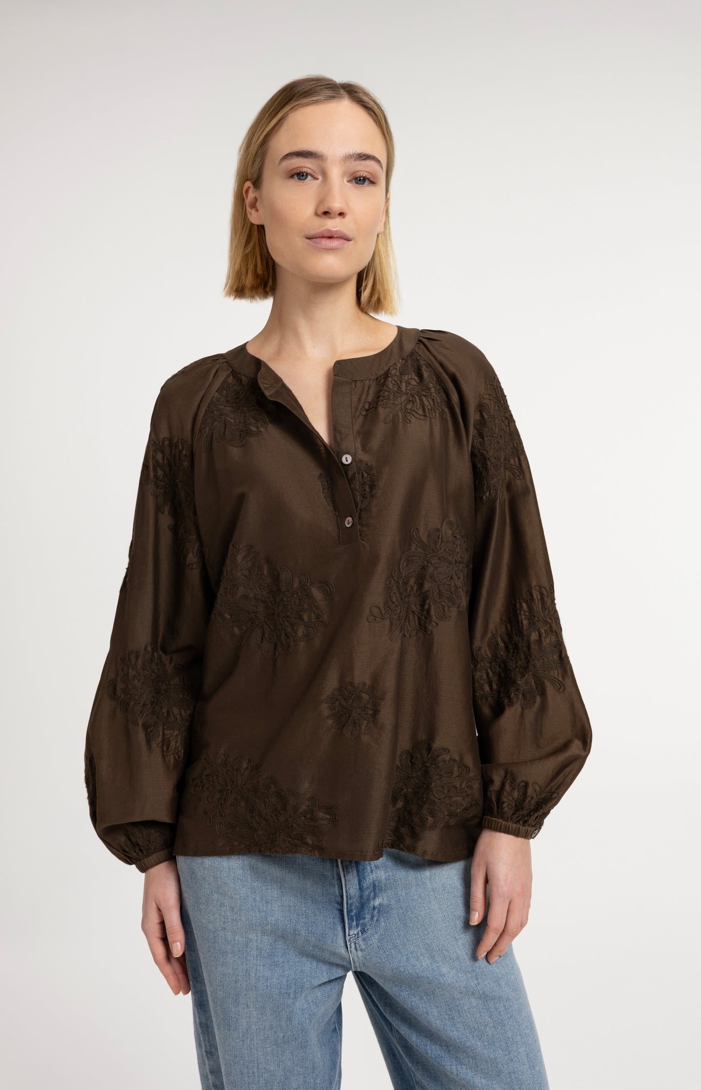 Embroidered blouse with long sleeves and loose fit - Type: video
