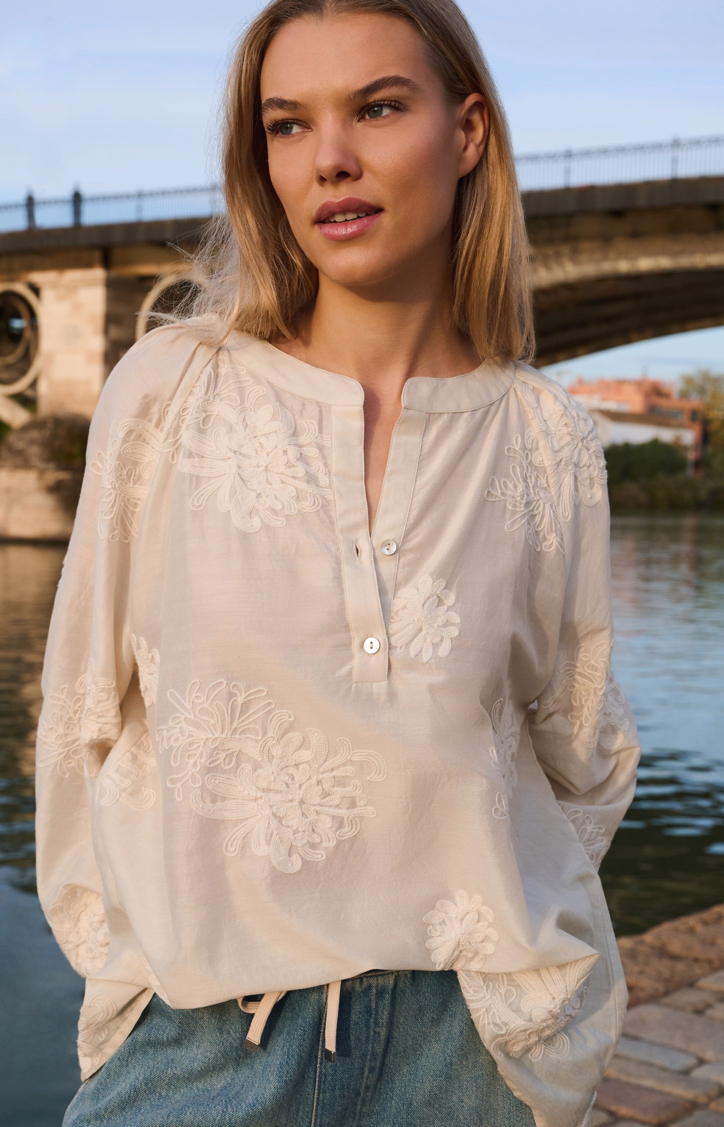 Embroidered blouse with long sleeves and loose fit - Type: video