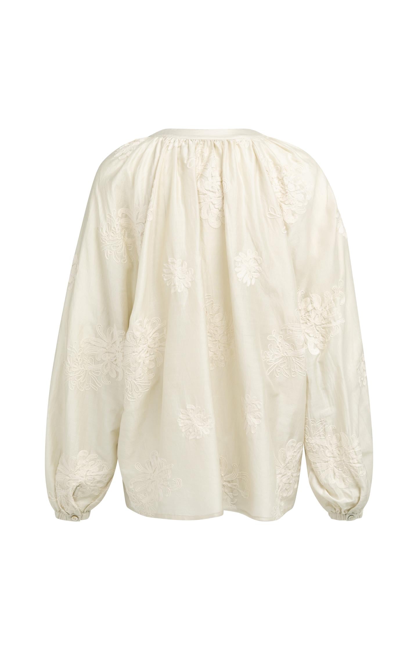 Embroidered blouse with long sleeves and loose fit - Type: video