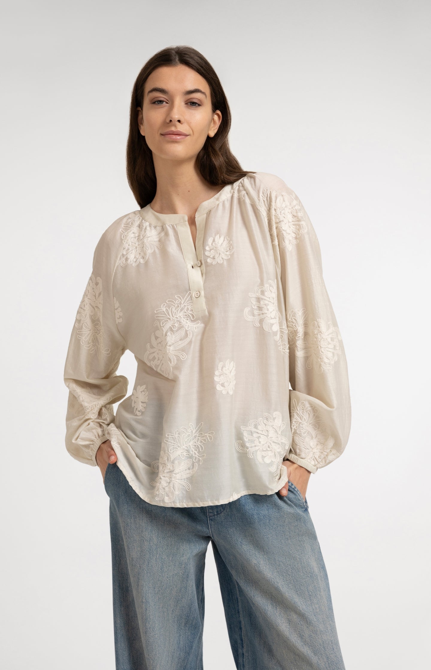 Embroidered blouse with long sleeves and loose fit - Type: video