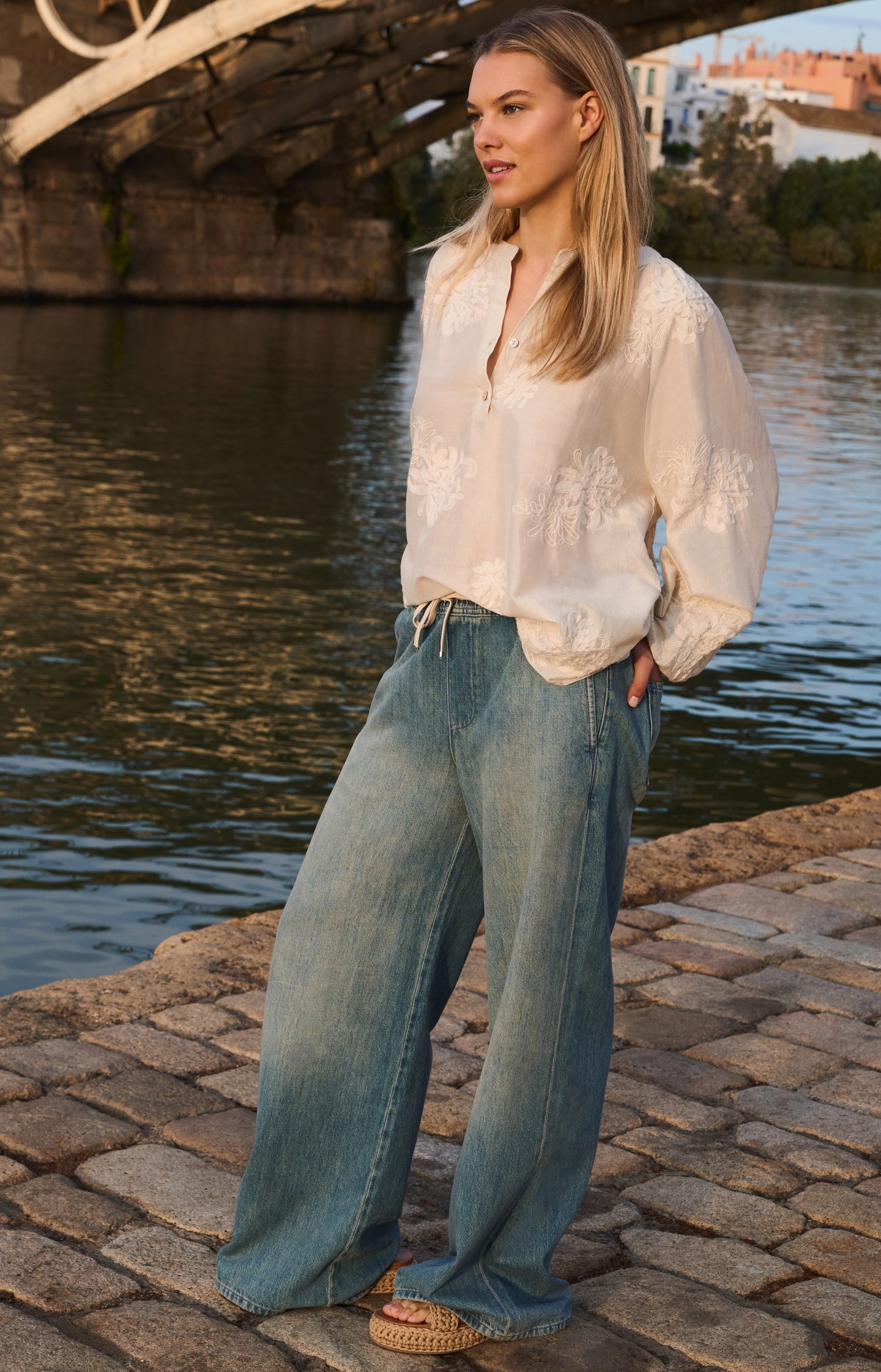 Embroidered blouse with long sleeves and loose fit - Type: video