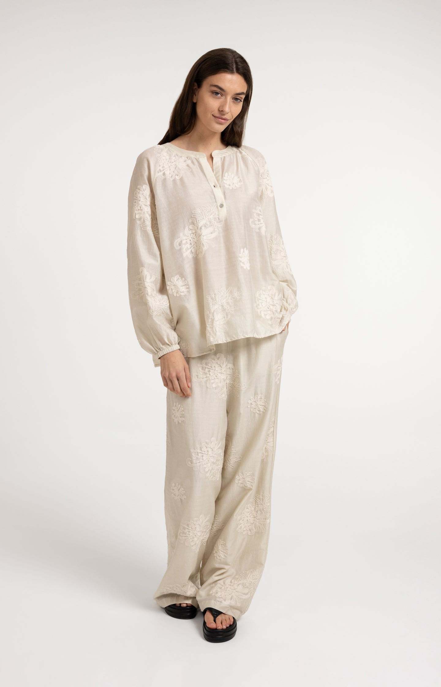 Embroidered blouse with long sleeves and loose fit - Type: video