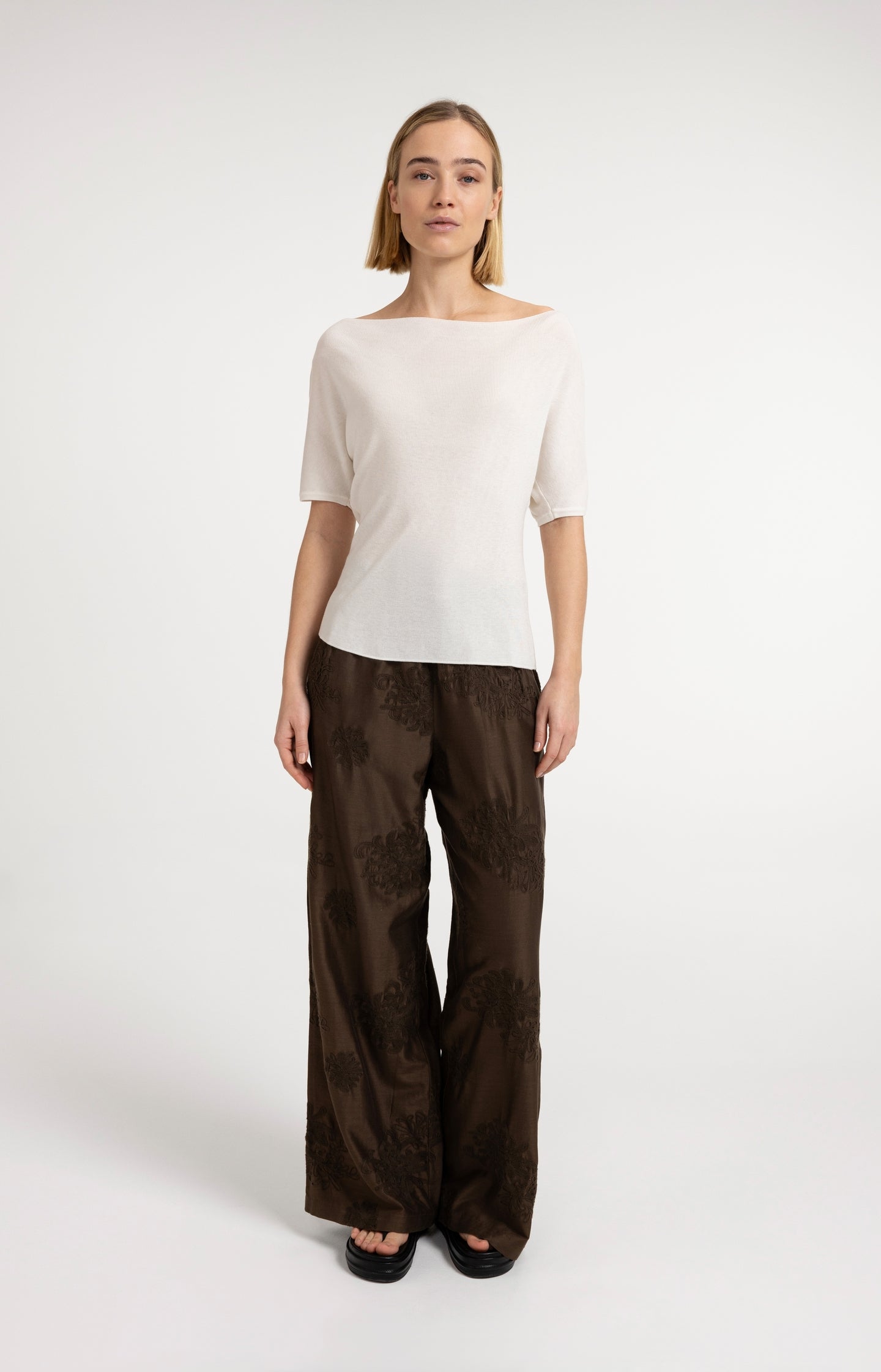 Embroidered trousers with wide legs and elastic waist
