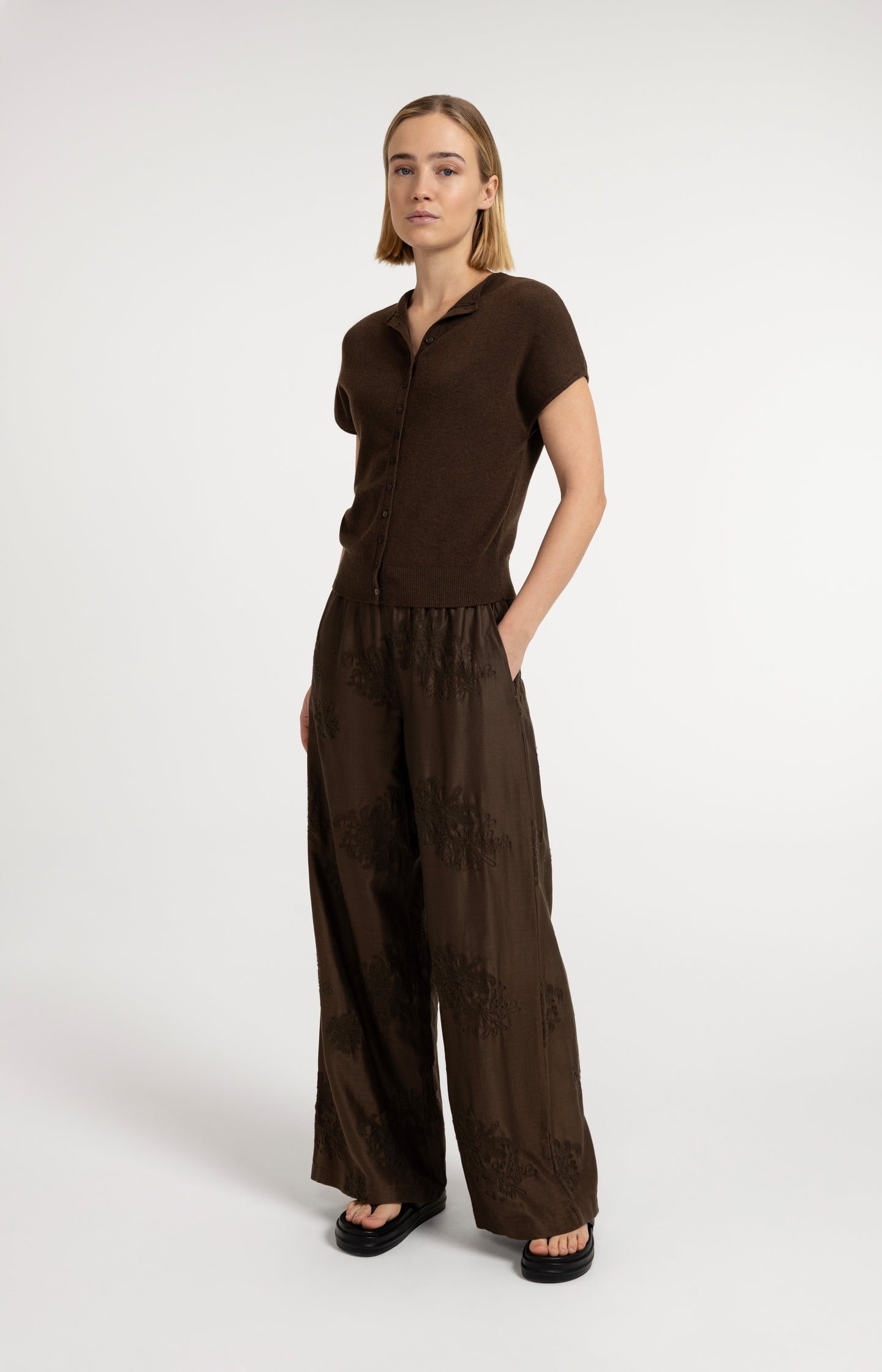 Embroidered trousers with wide legs and elastic waist