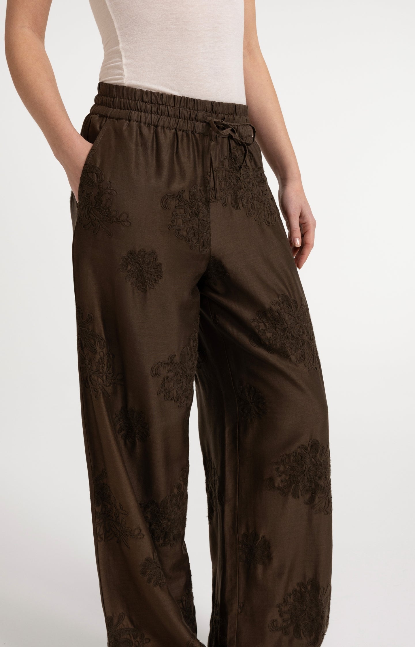 Embroidered trousers with wide legs and elastic waist