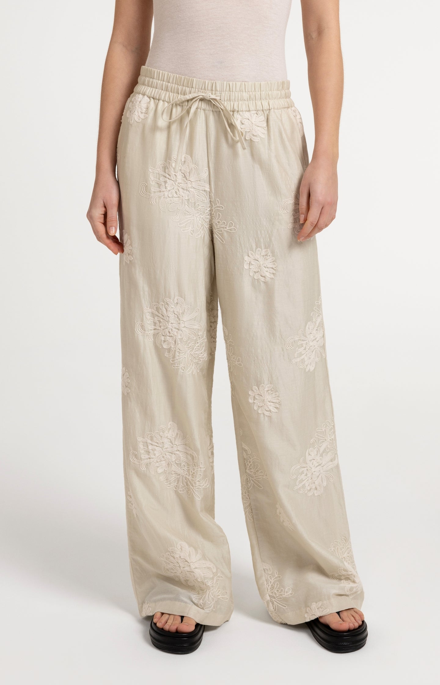 Embroidered trousers with wide legs and elastic waist
