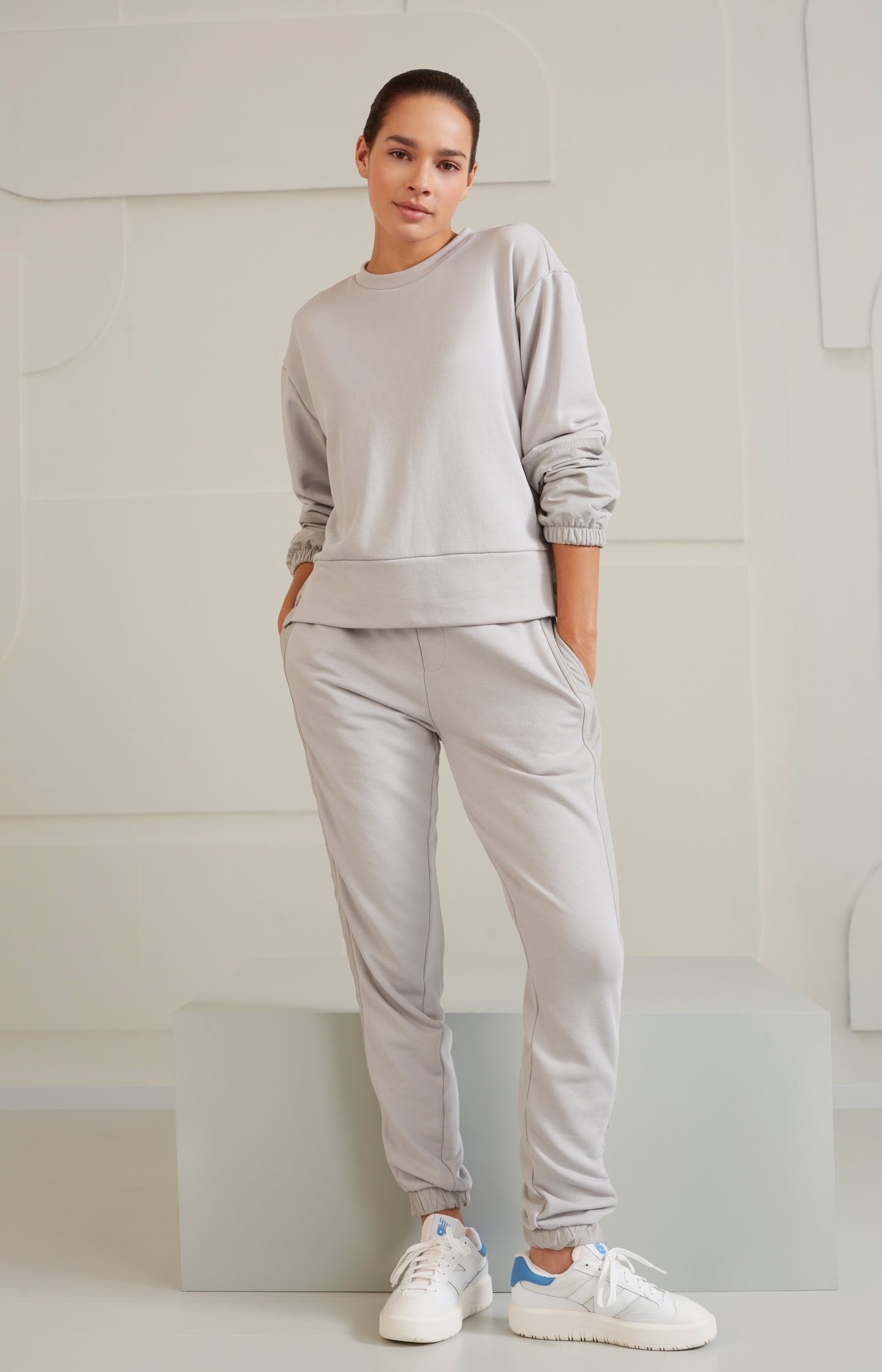 Sweatshirt with crewneck, long sleeves and button details