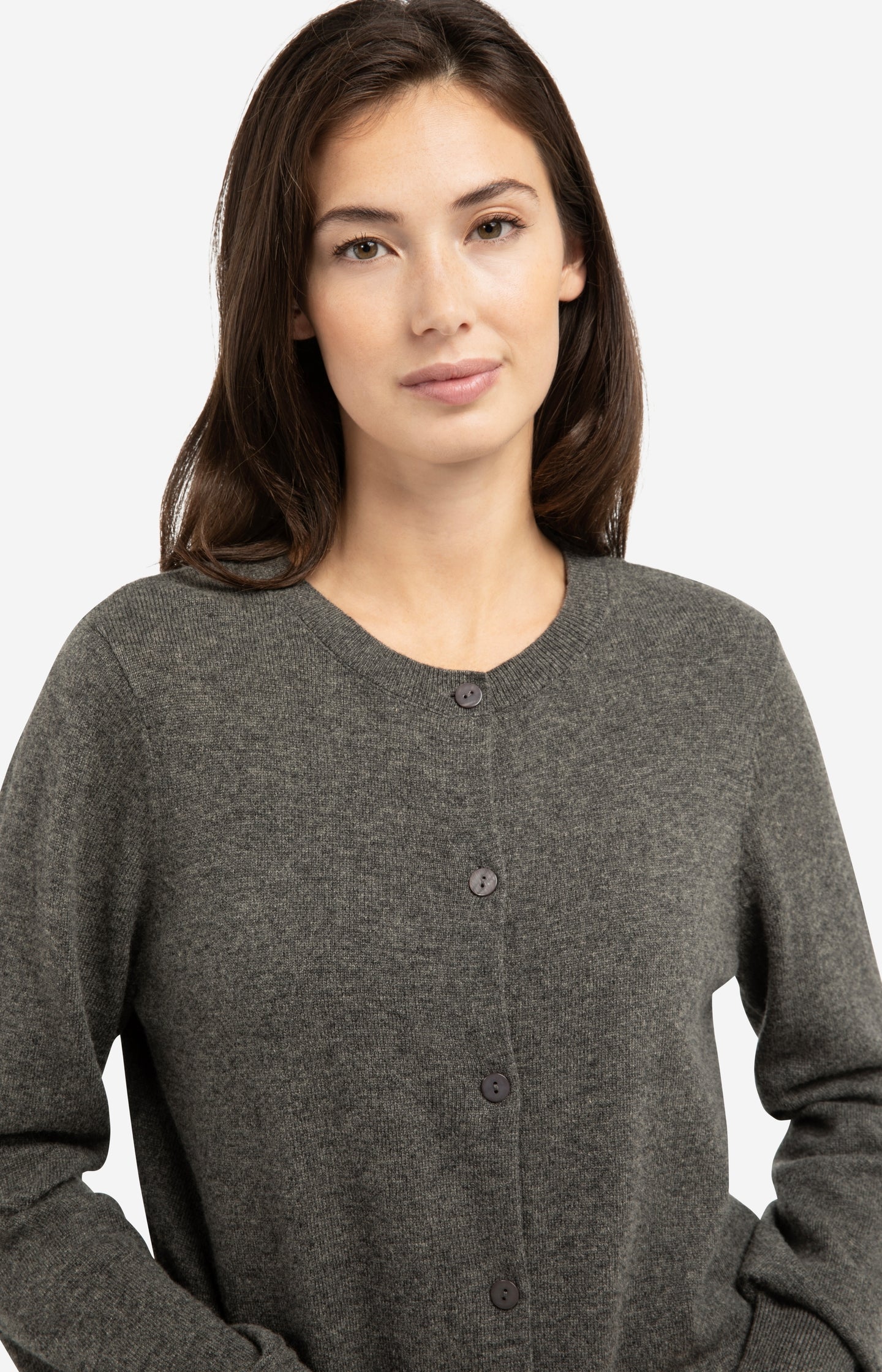 Fine knit cardigan with long sleeves and button closure