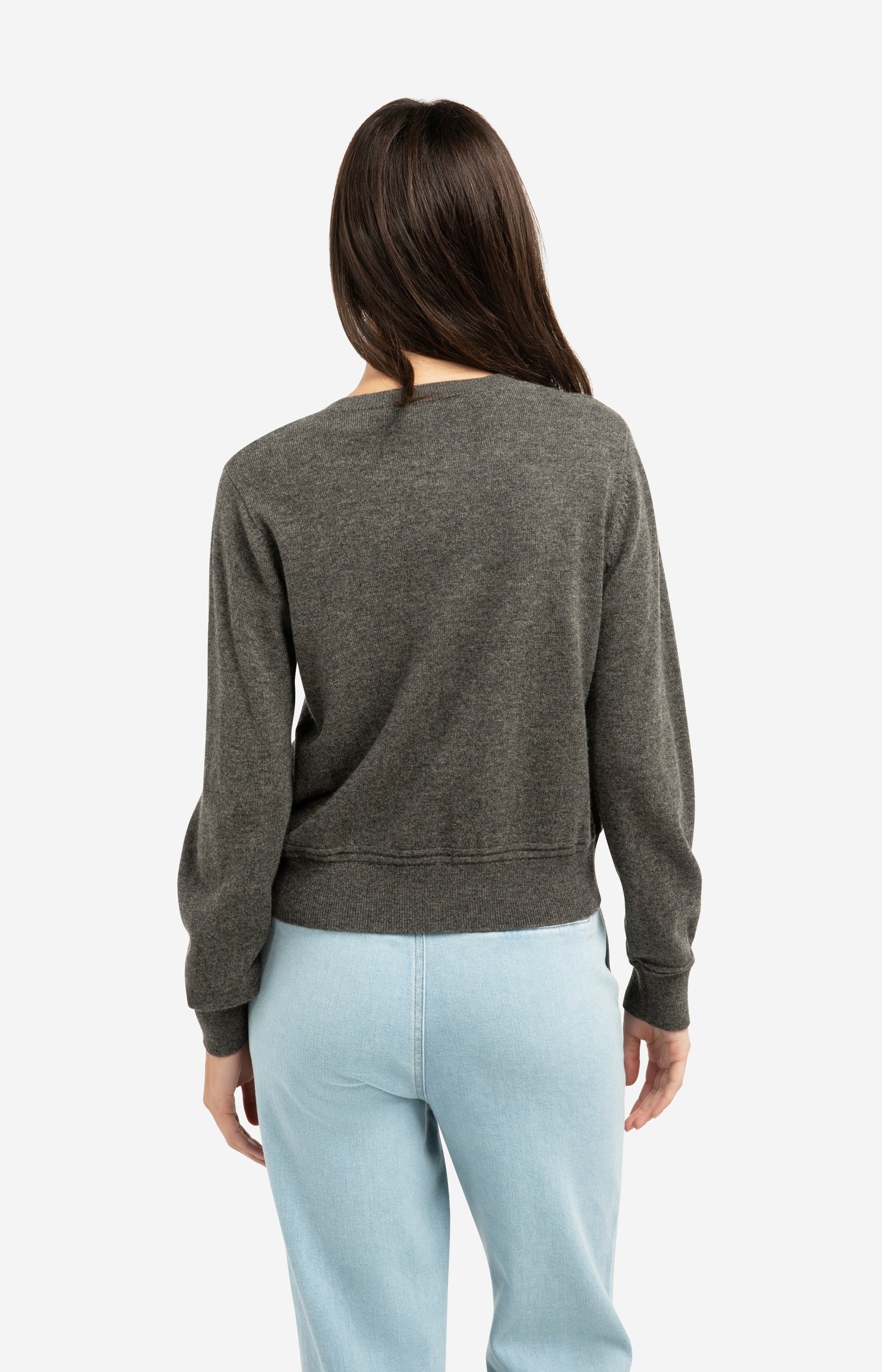 Fine knit cardigan with long sleeves and button closure