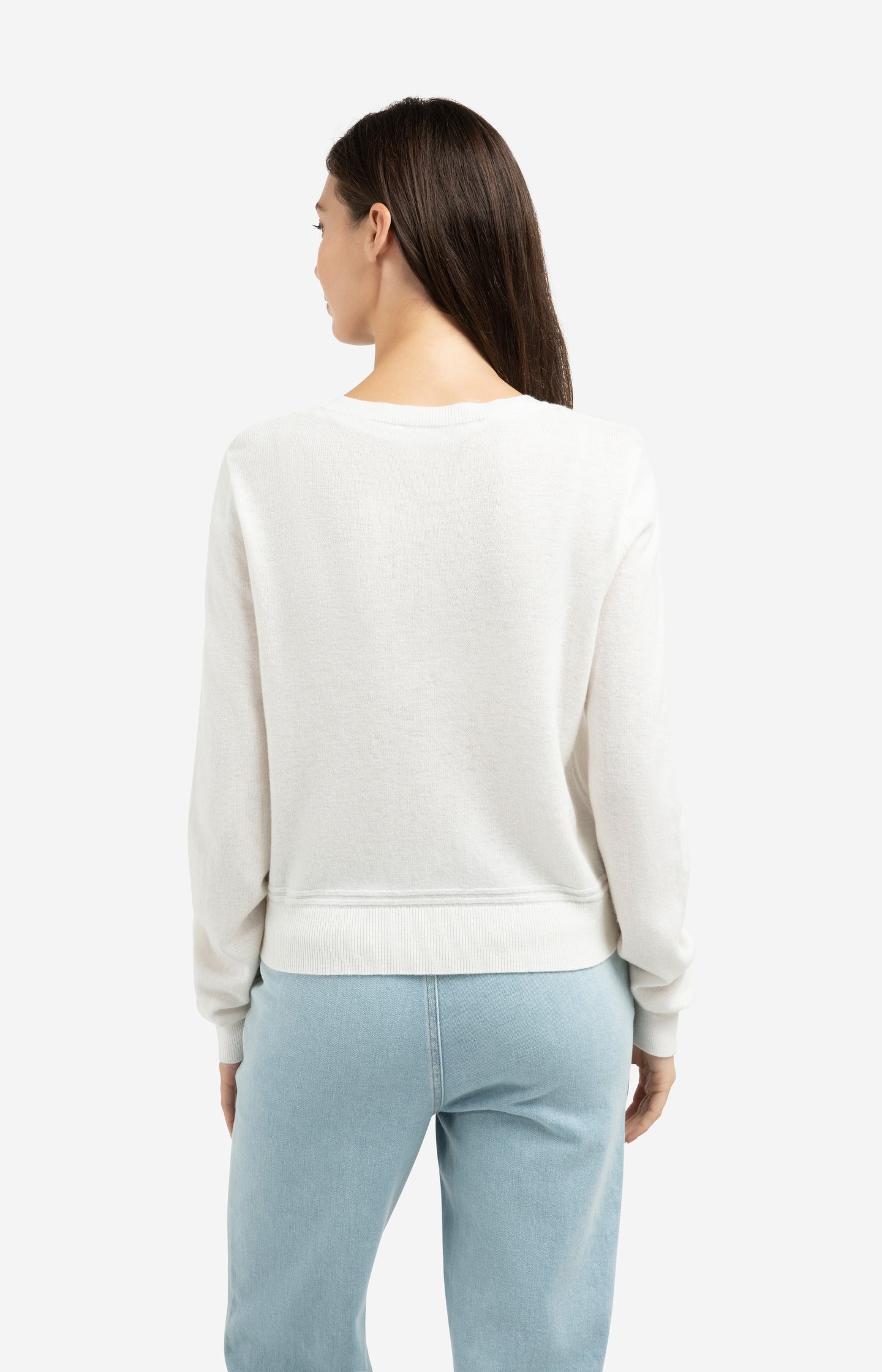 Fine knit cardigan with long sleeves and button closure