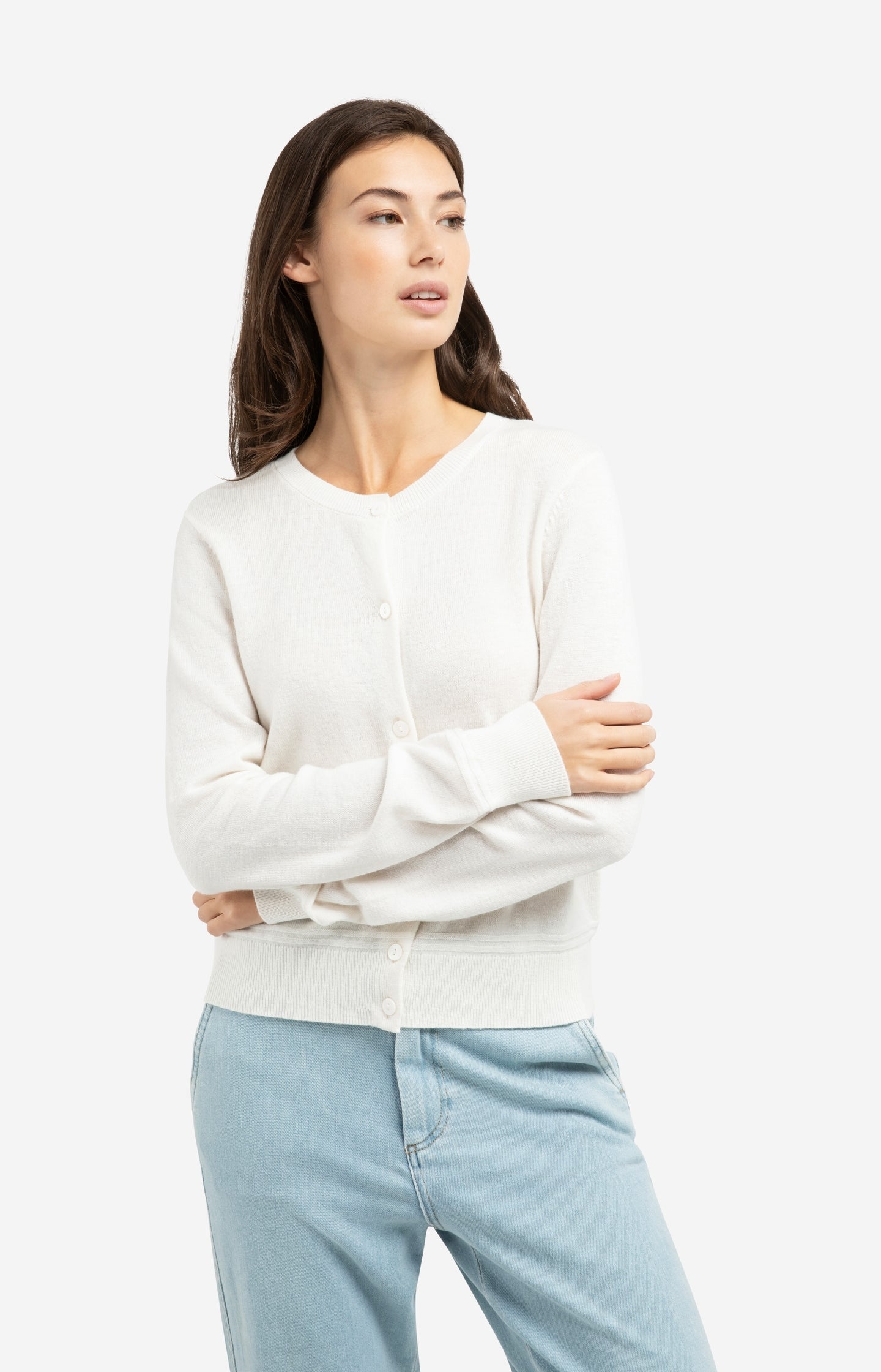 Fine knit cardigan with long sleeves and button closure