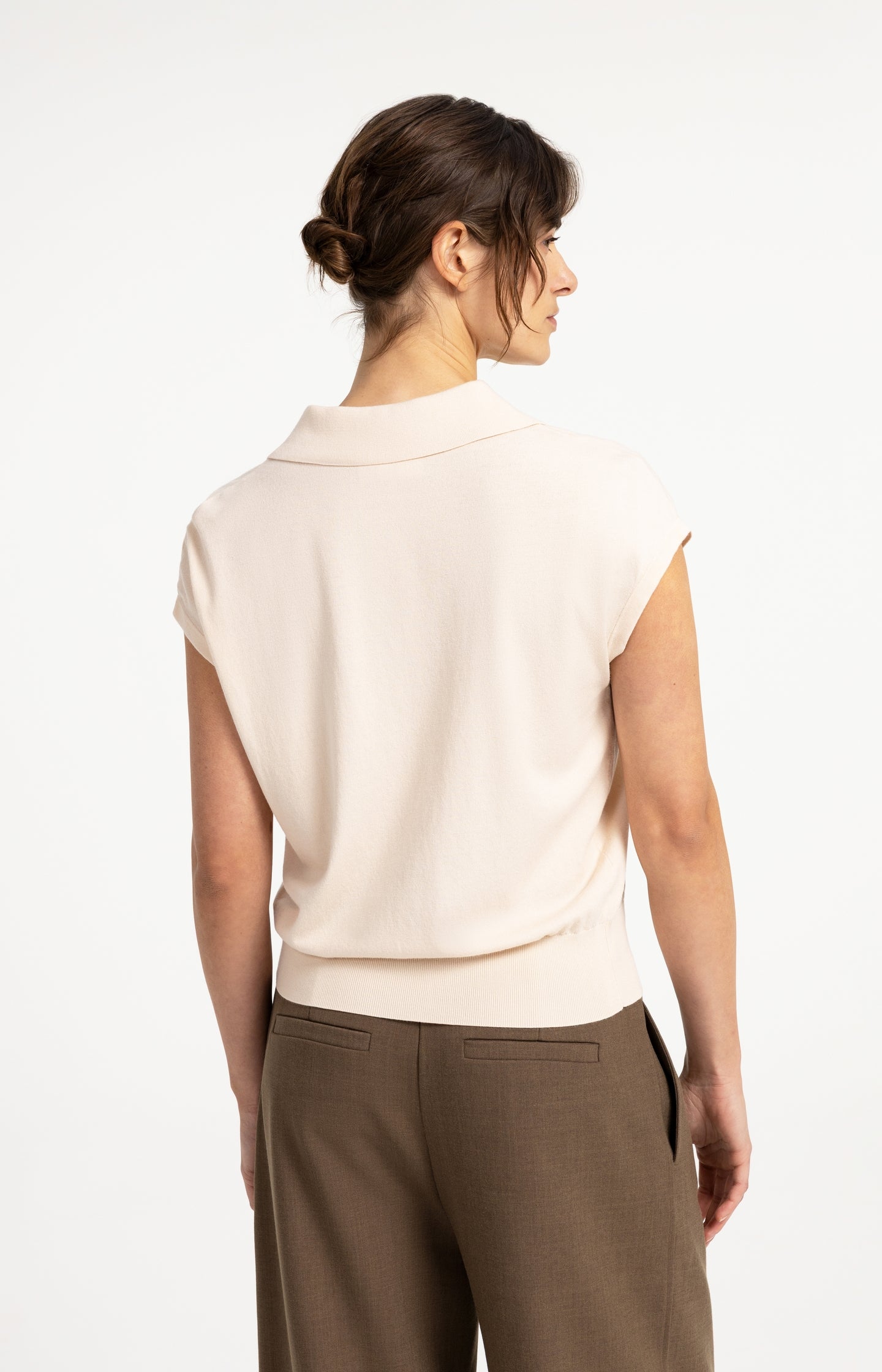 Fine-knit sleeveless polo