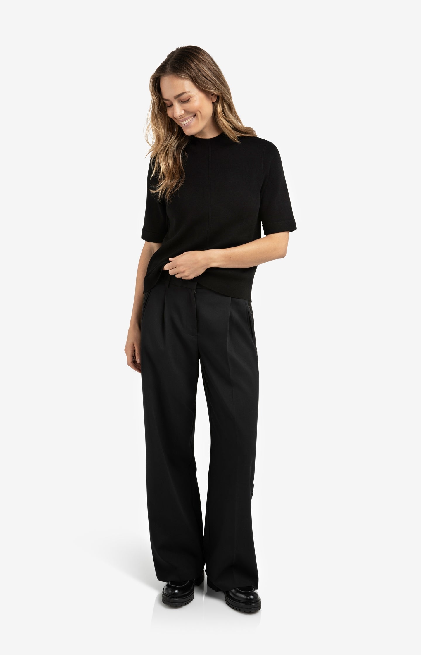 Fine knit sweater with back button detail and short sleeves - Type: lookbook