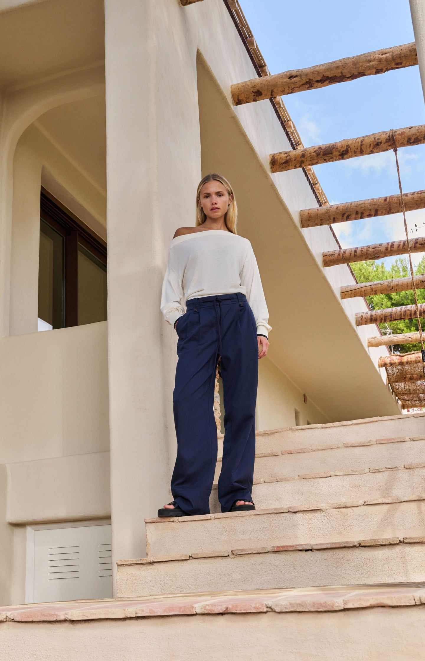 Fine knit sweater with boat neckline and long sleeves