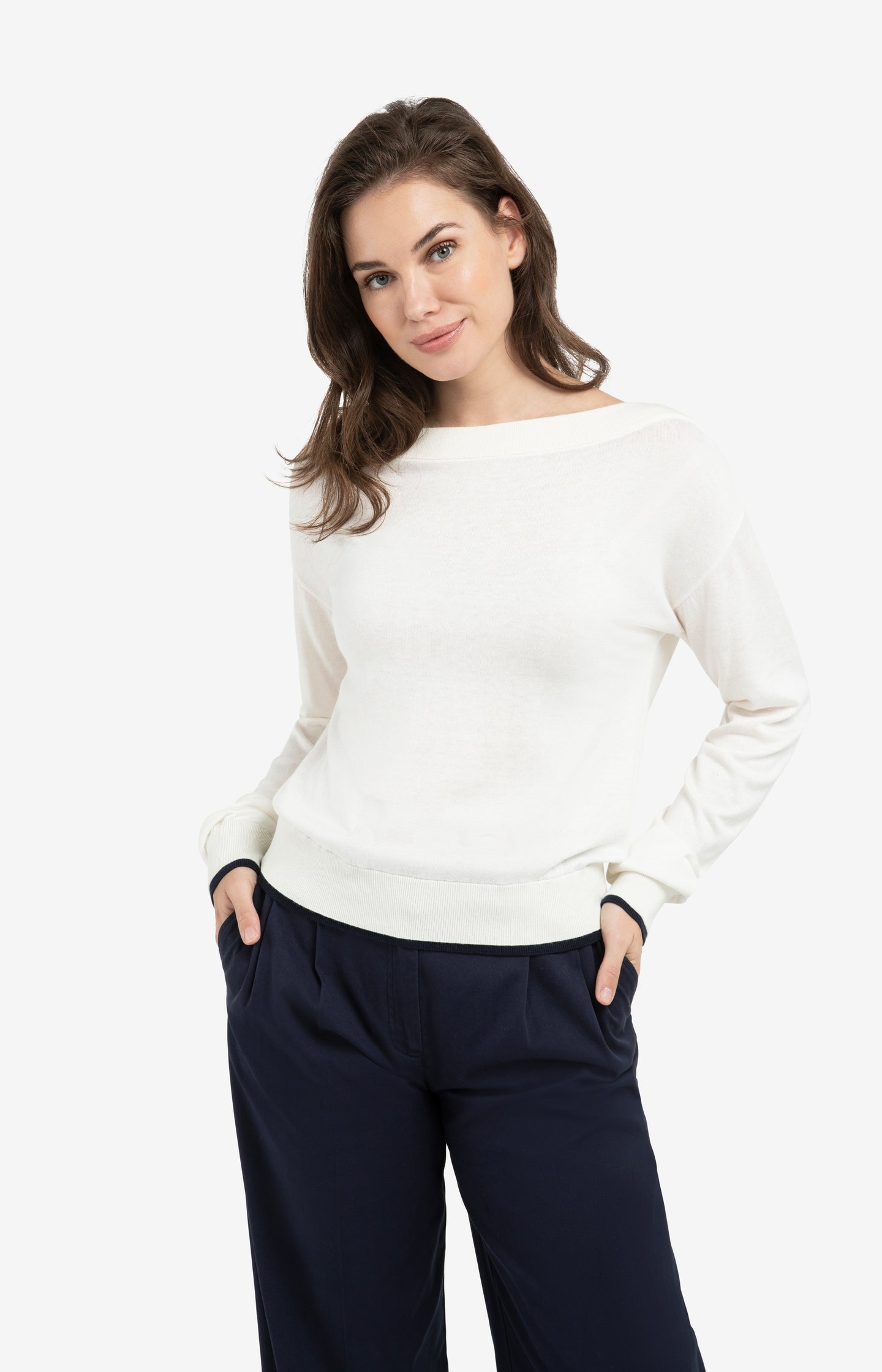 Fine knit sweater with boat neckline and long sleeves