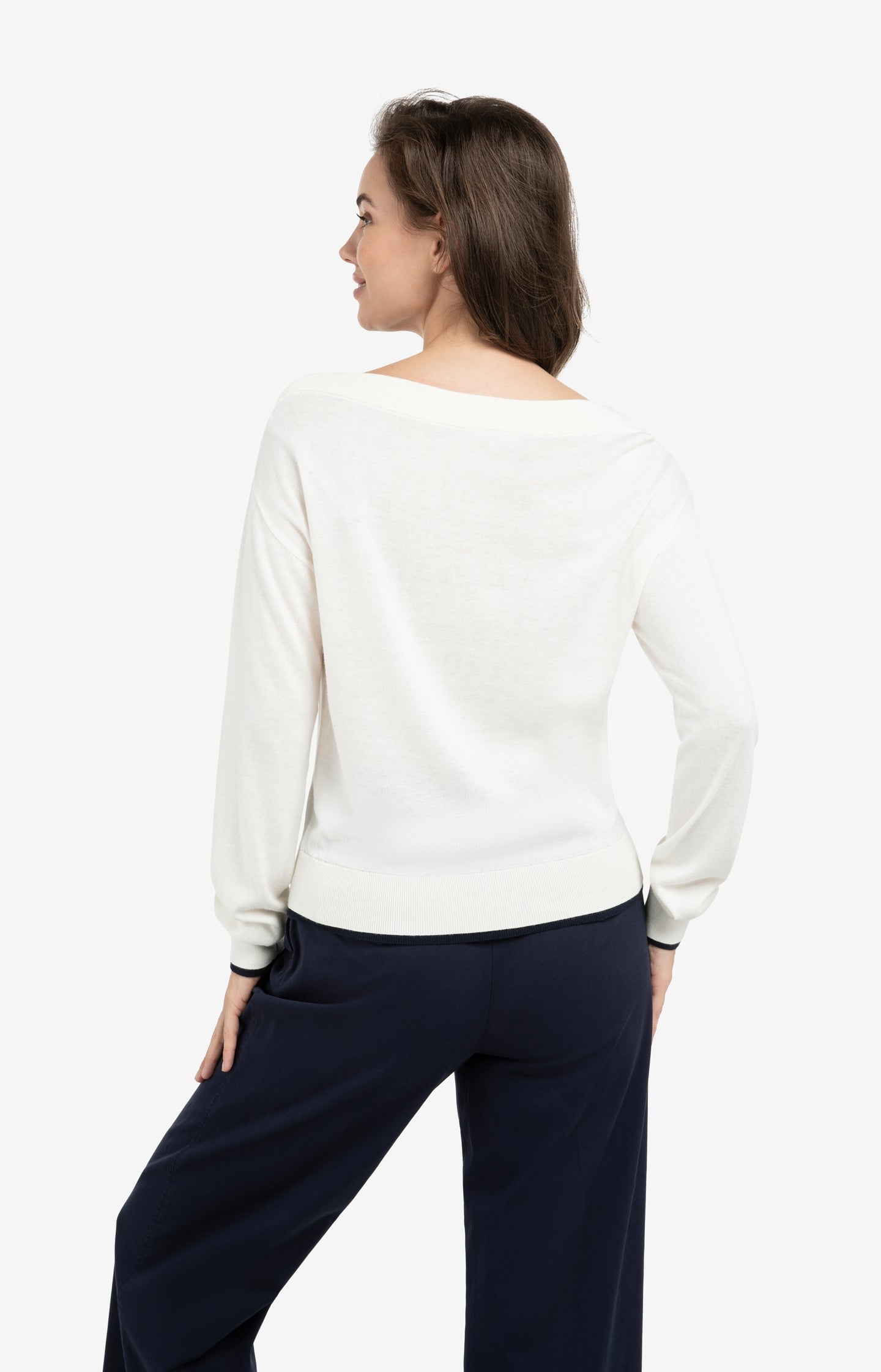 Fine knit sweater with boat neckline and long sleeves