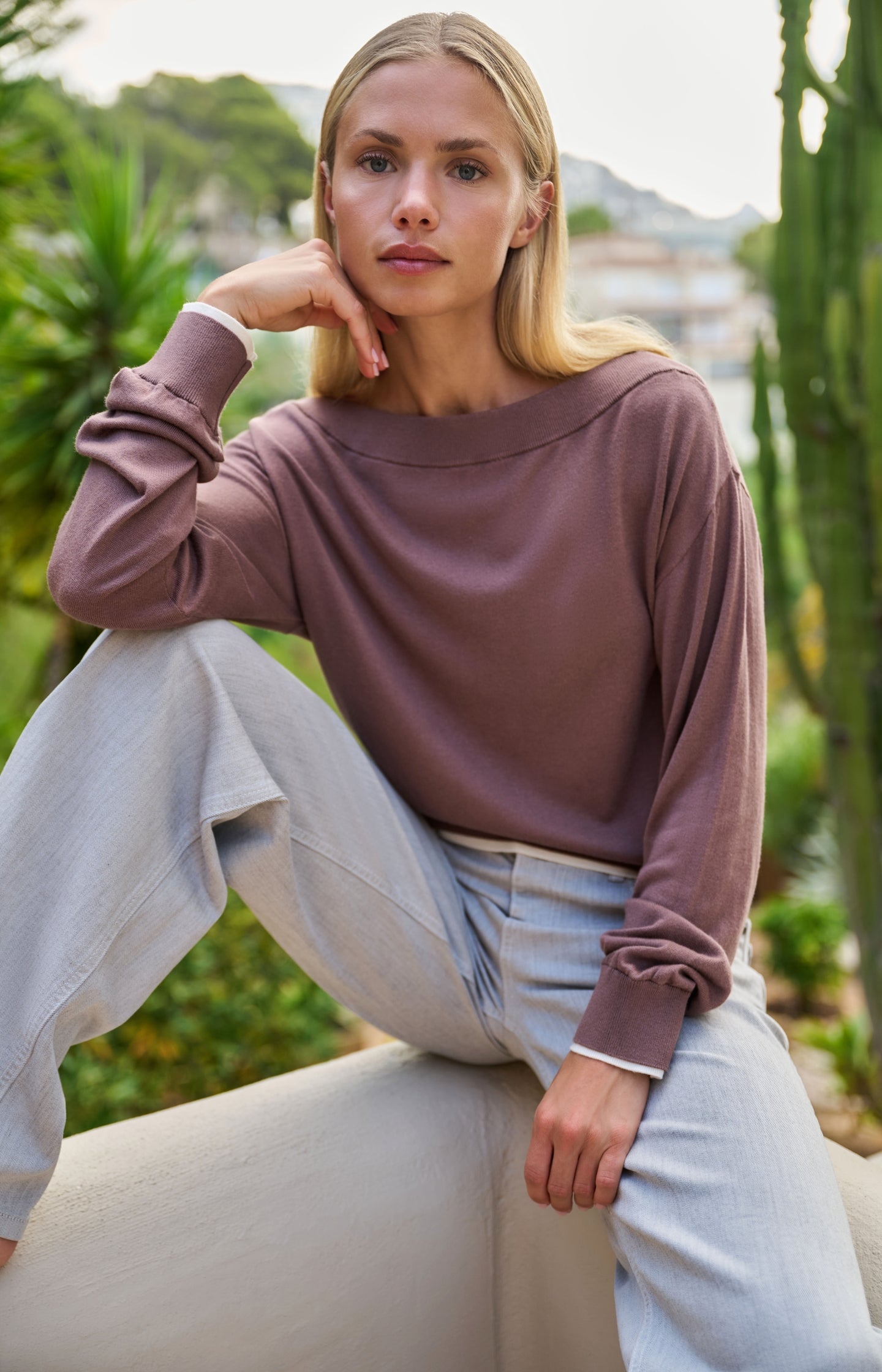 Fine knit sweater with boat neckline and long sleeves - Type: lookbook