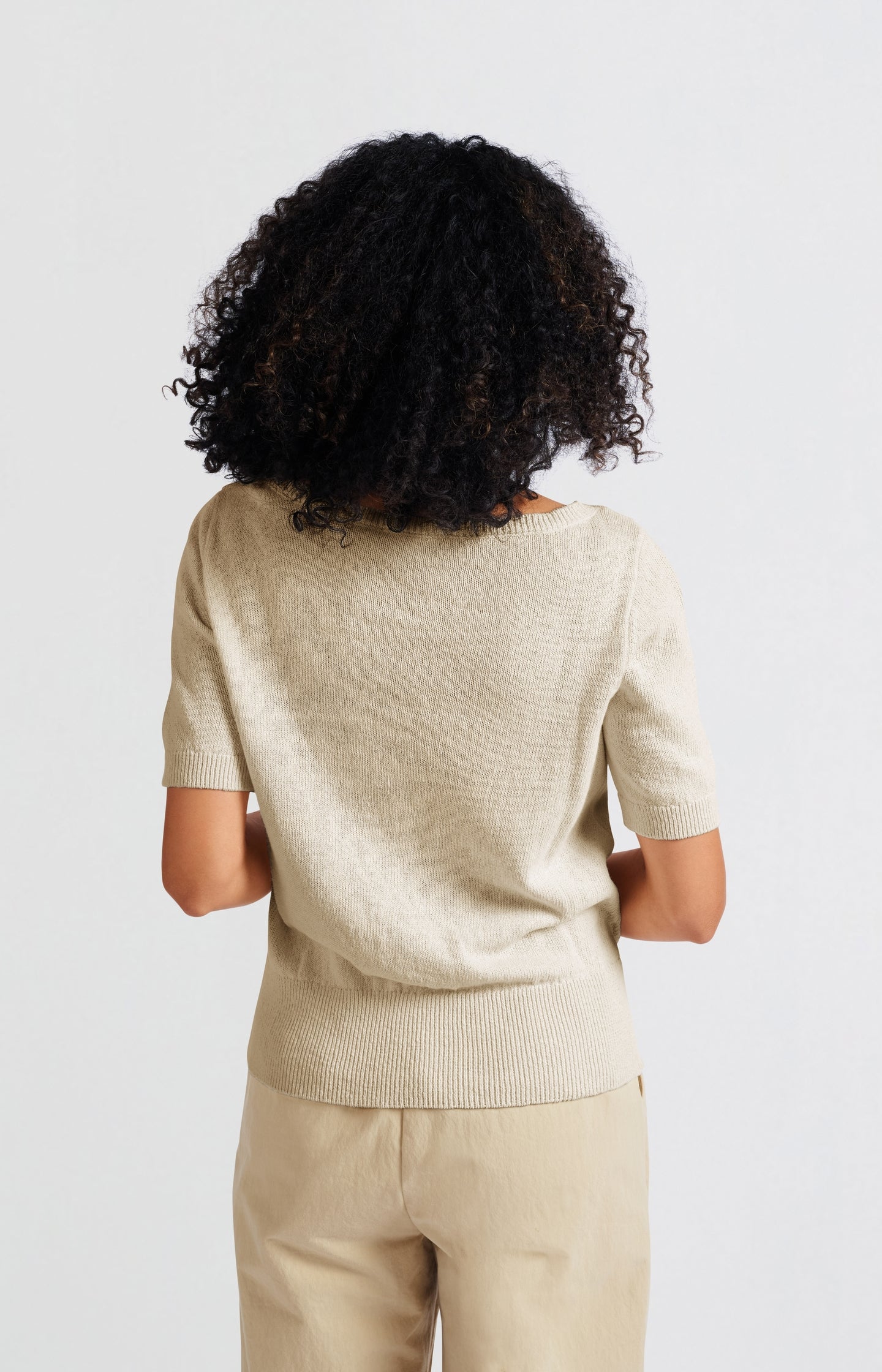 Fine knit sweater with boat neckline and short sleeves