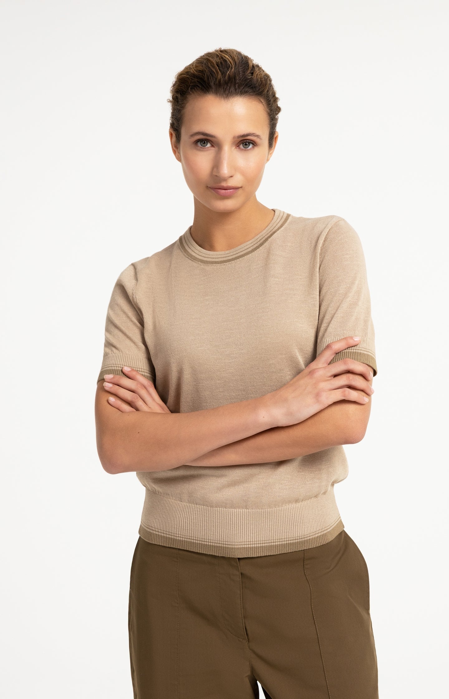 Fine-knit sweater with short sleeves and contrast trims