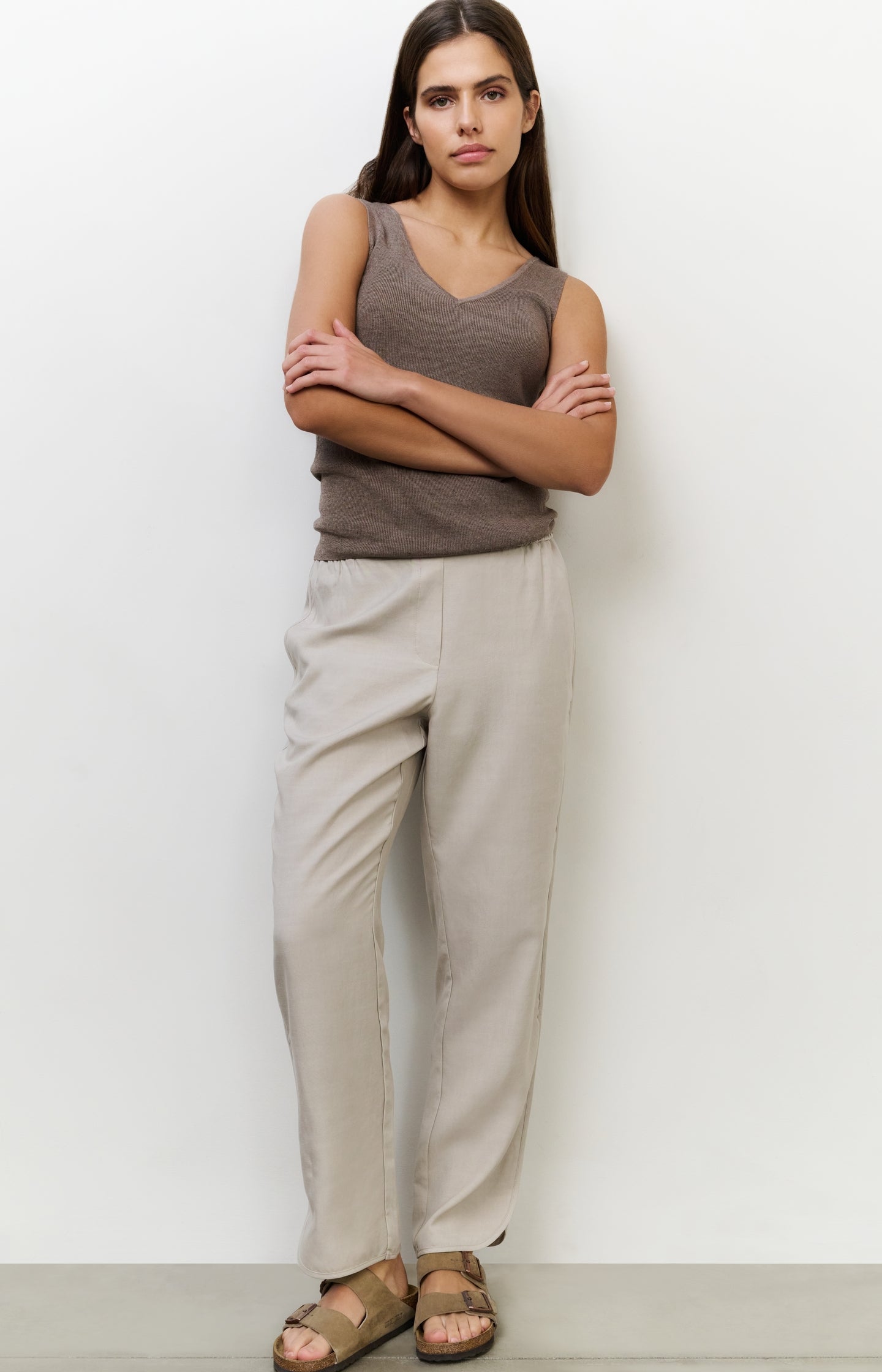 Fine rib knitted tank top with V-neckline