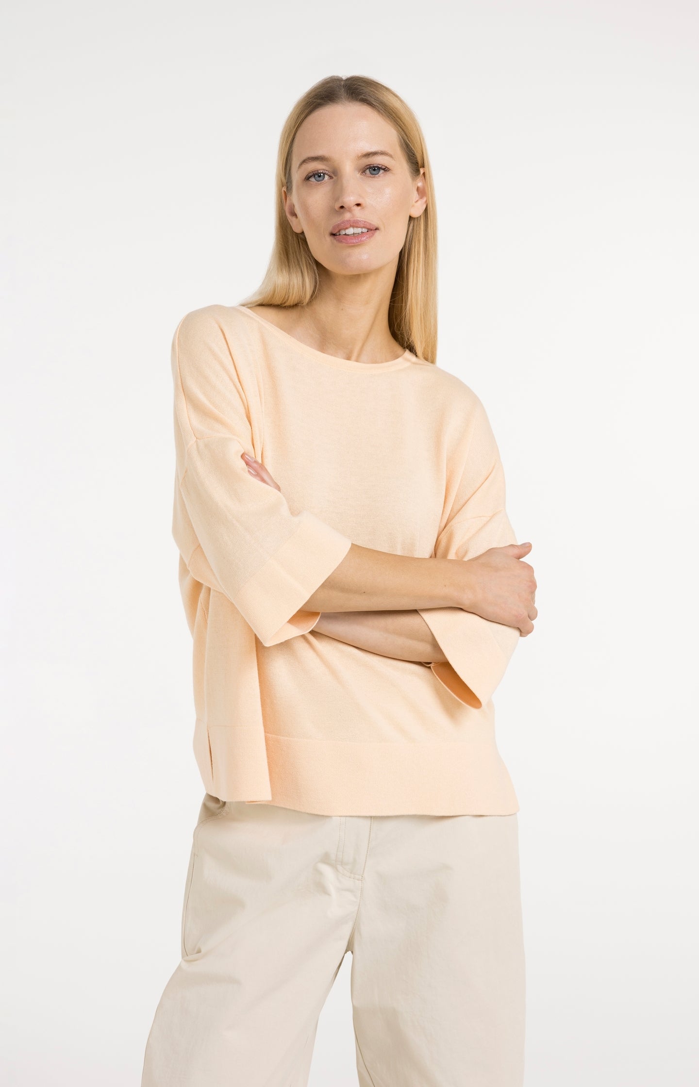 Finely knitted oversized T-shirt with short sleeves