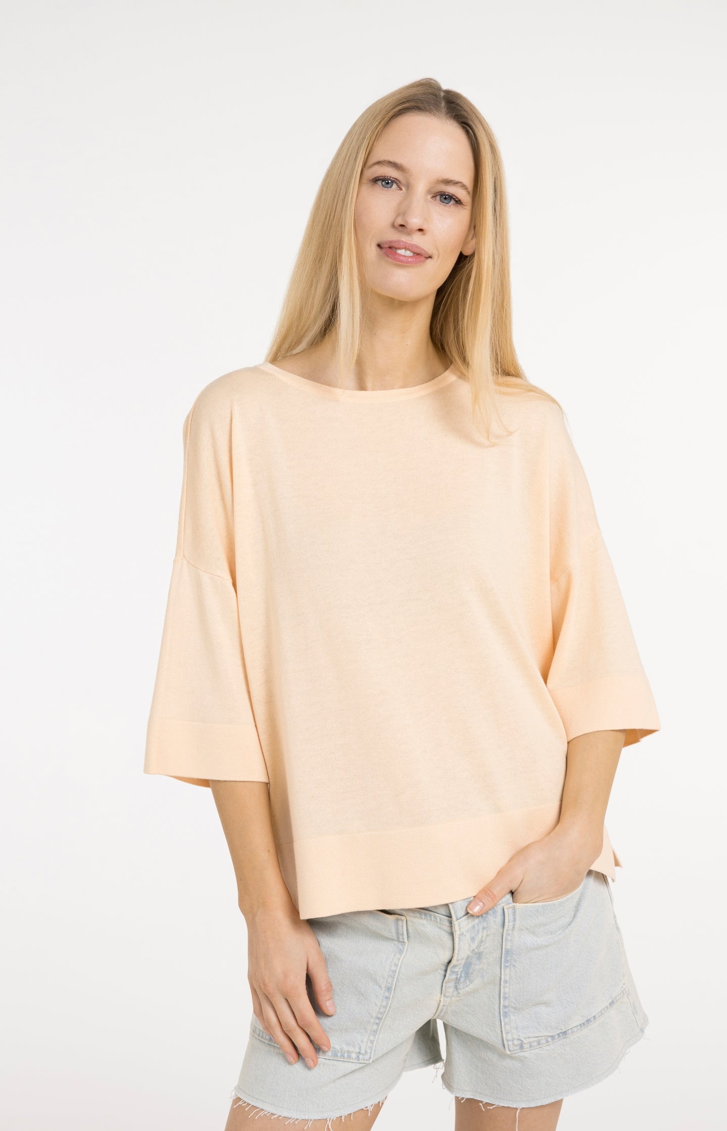 Finely knitted oversized T-shirt with short sleeves