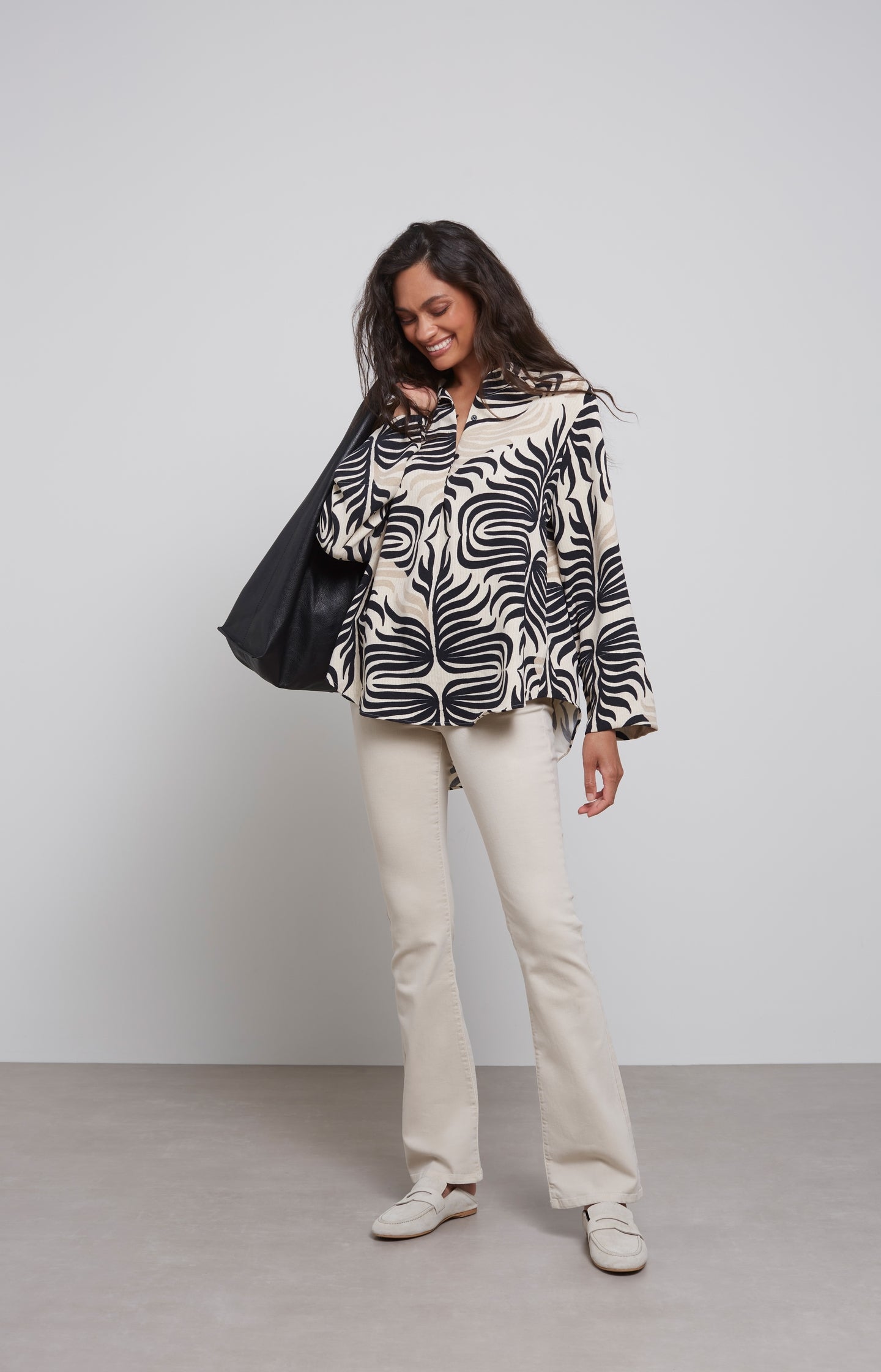 Flowy blouse with long sleeves, buttons and folklore print