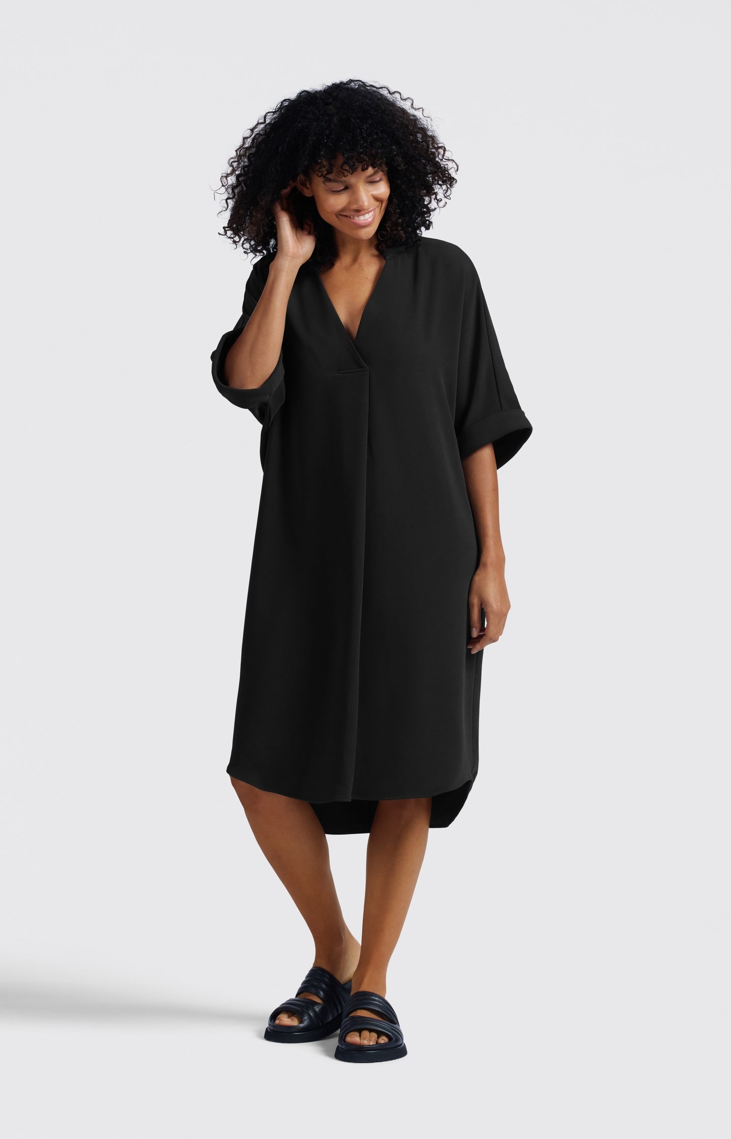 Flowy dress with V-neck and folded sleeves - Type: lookbook