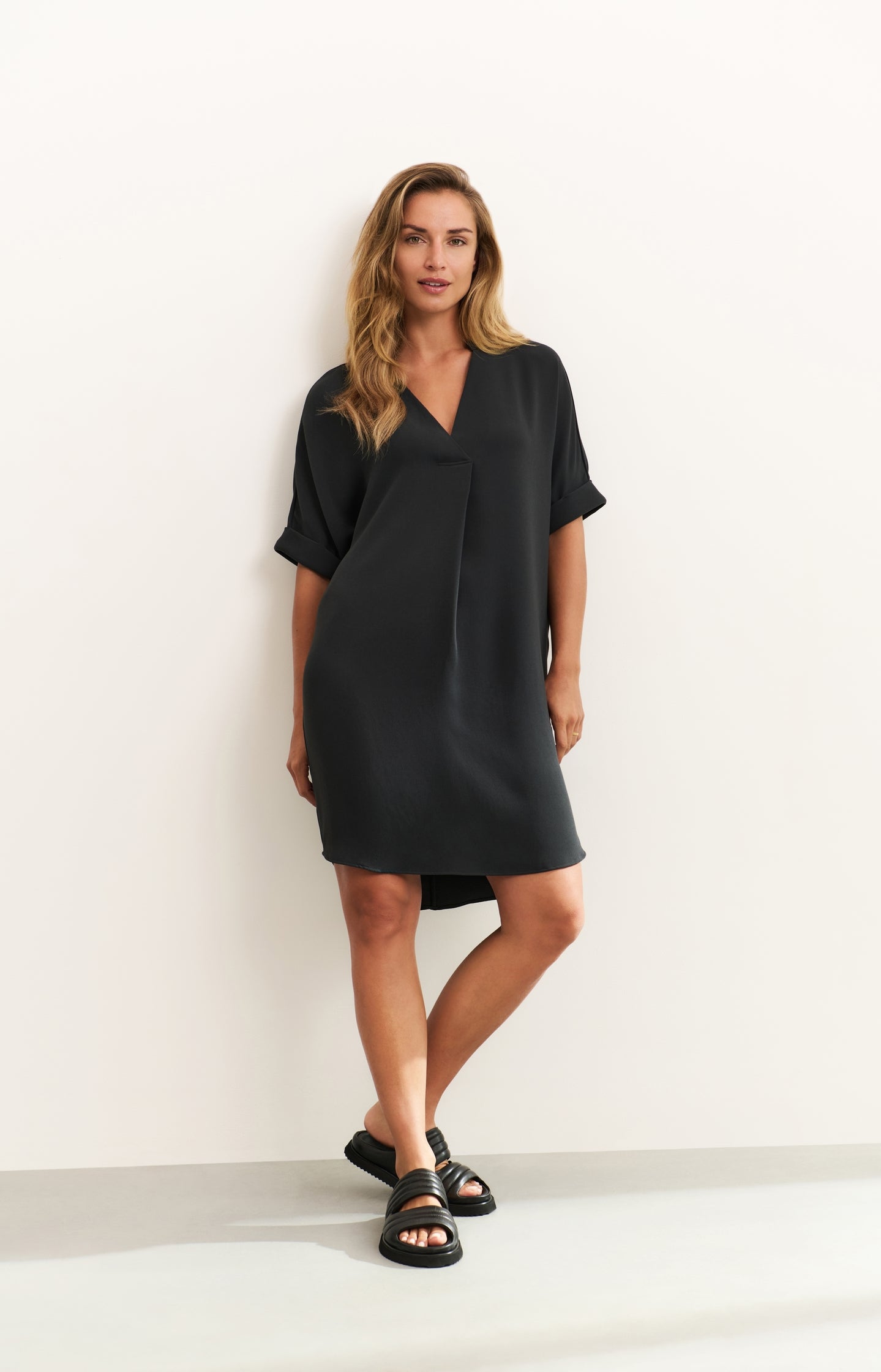 Flowy dress with V-neck and folded sleeves