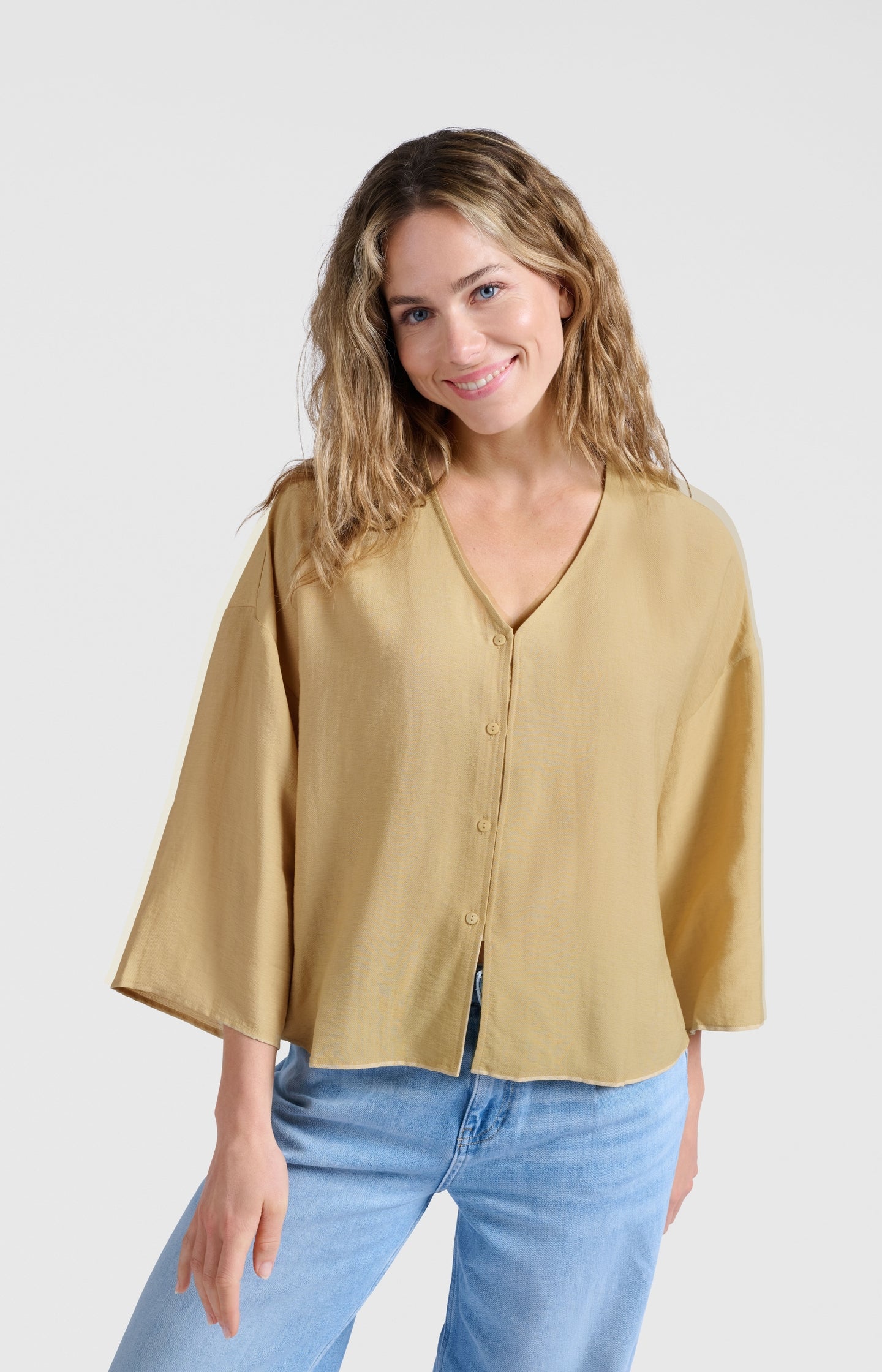 Flowy V-neck blouse with loose fit - Type: lookbook