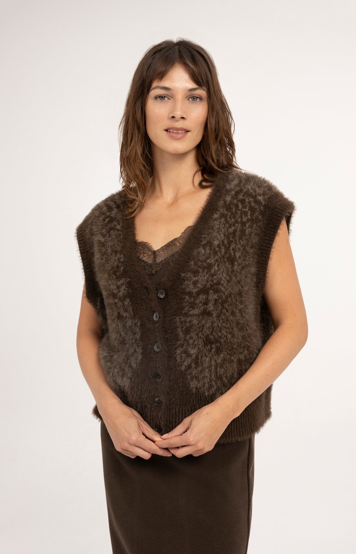 Flauschige Strickweste mit Muster - Delicioso Brown Dessin