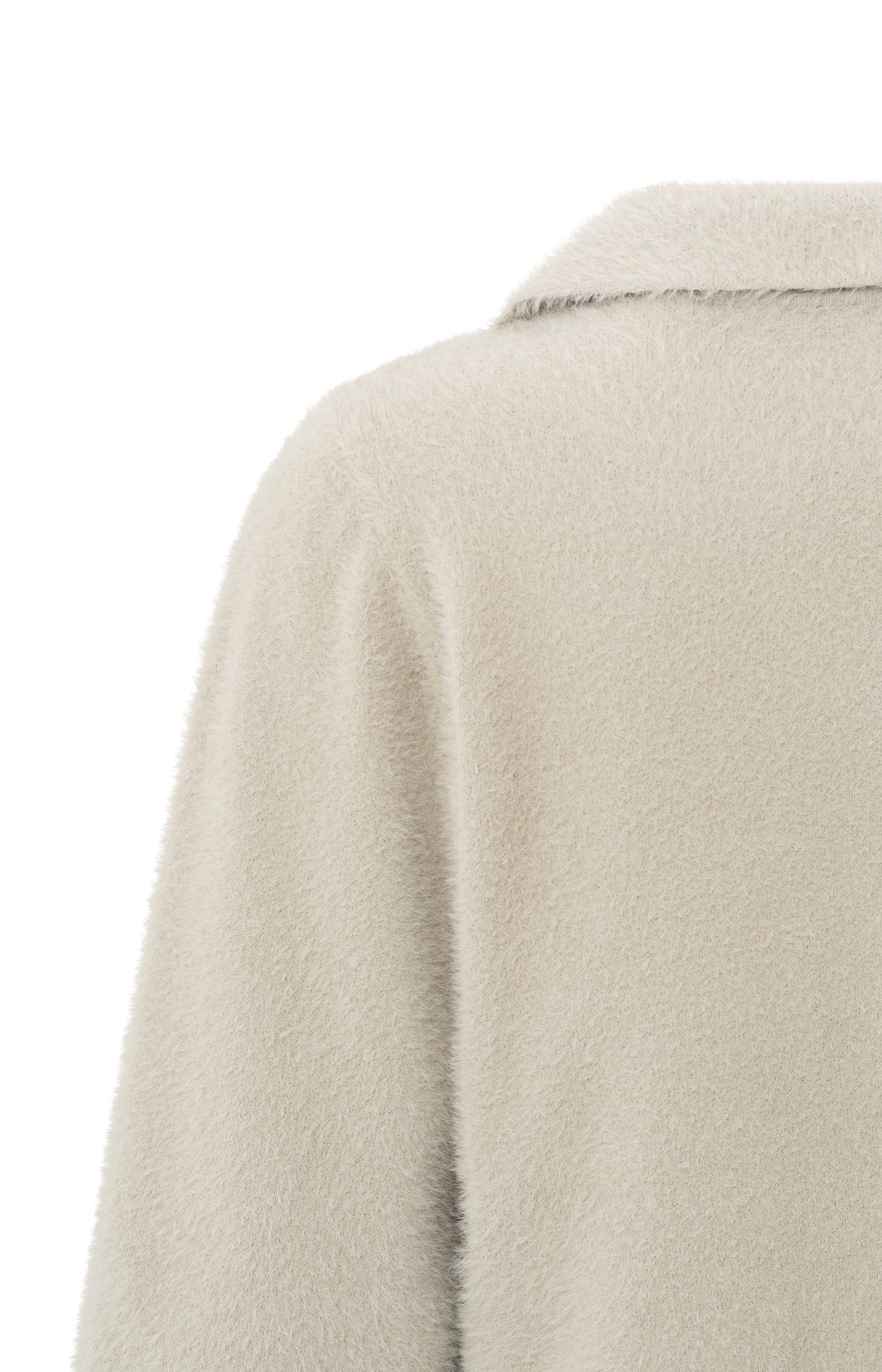 Beige fluffy polotrui met V-hals en klassieke kraag – YAYA