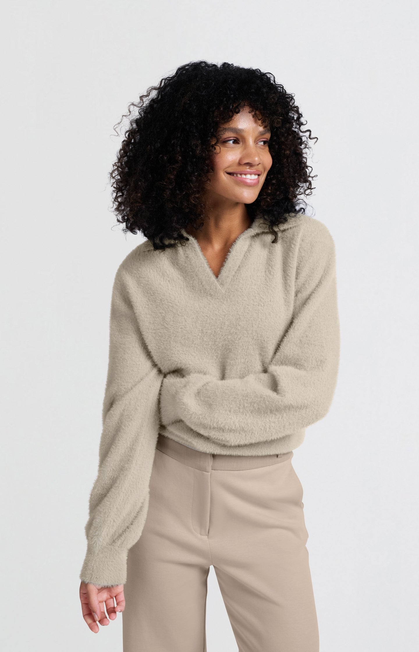 Beige fluffy polotrui met V-hals en klassieke kraag – YAYA