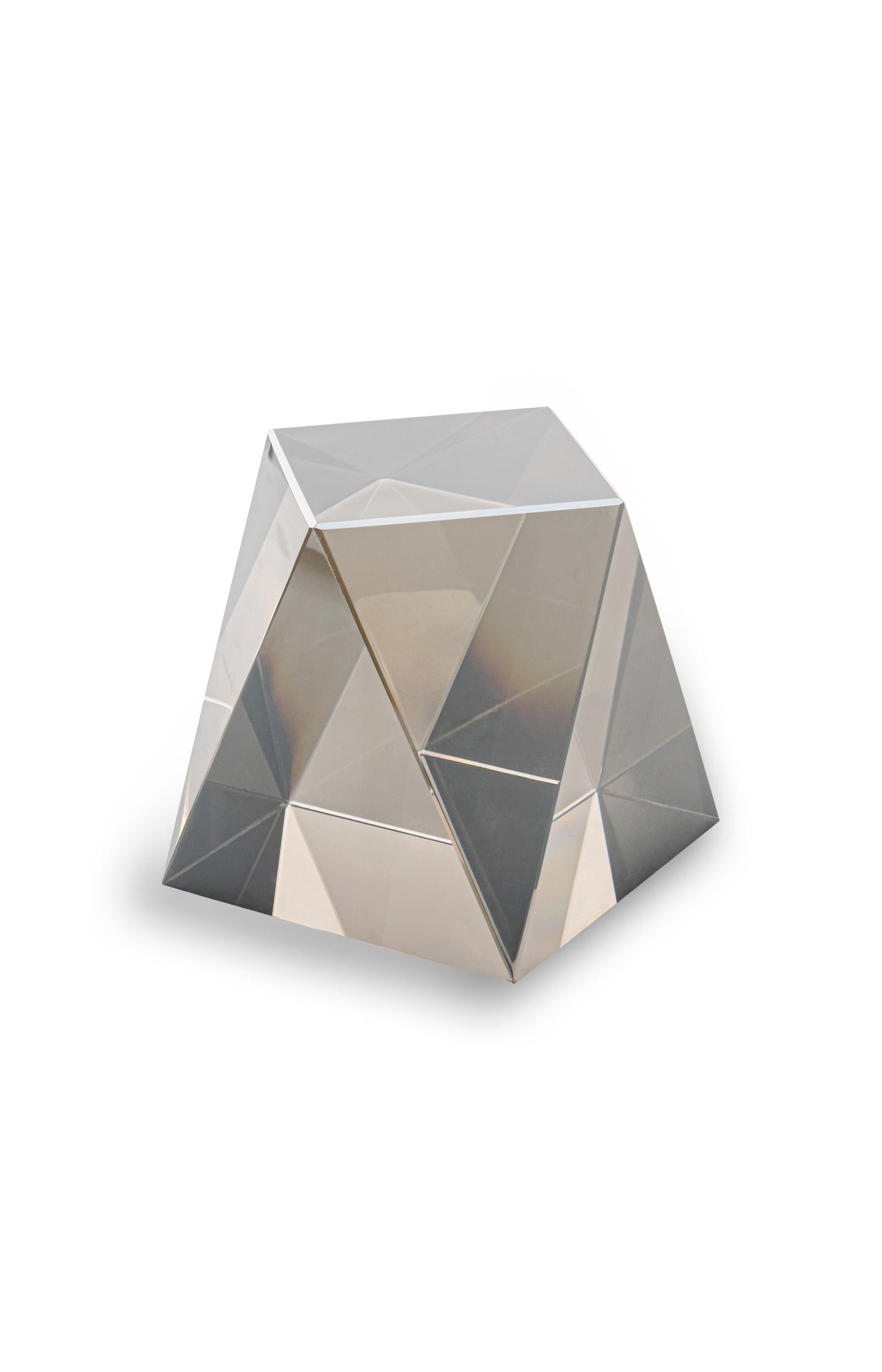 Glasskulptur mit geometrischer Form