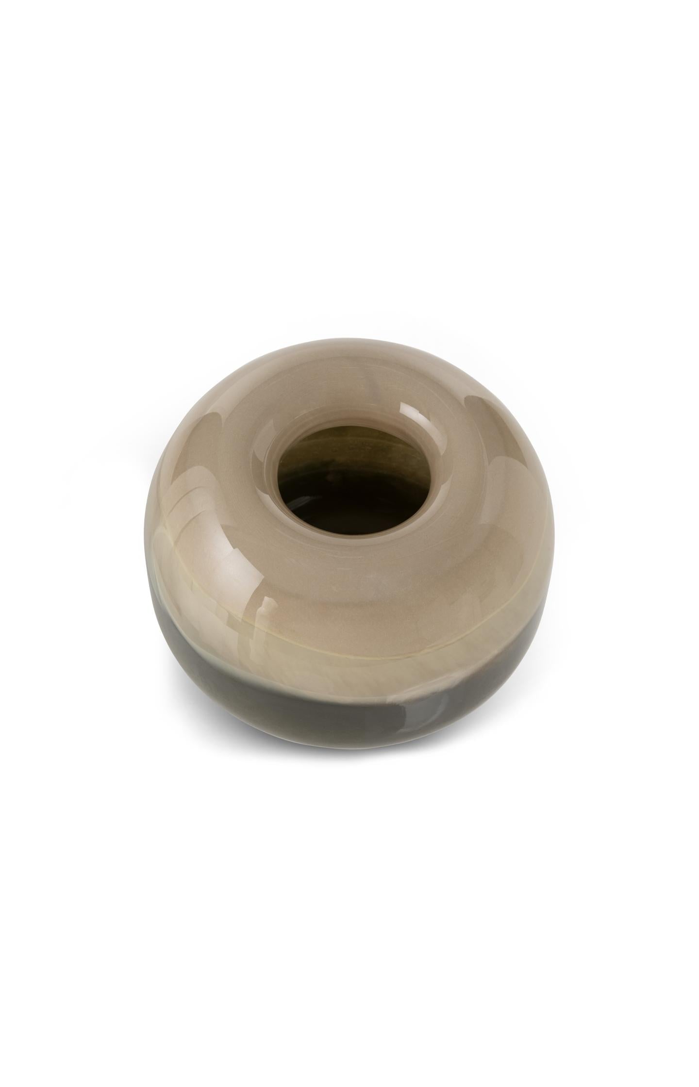 Glass tealight holder with color pattern