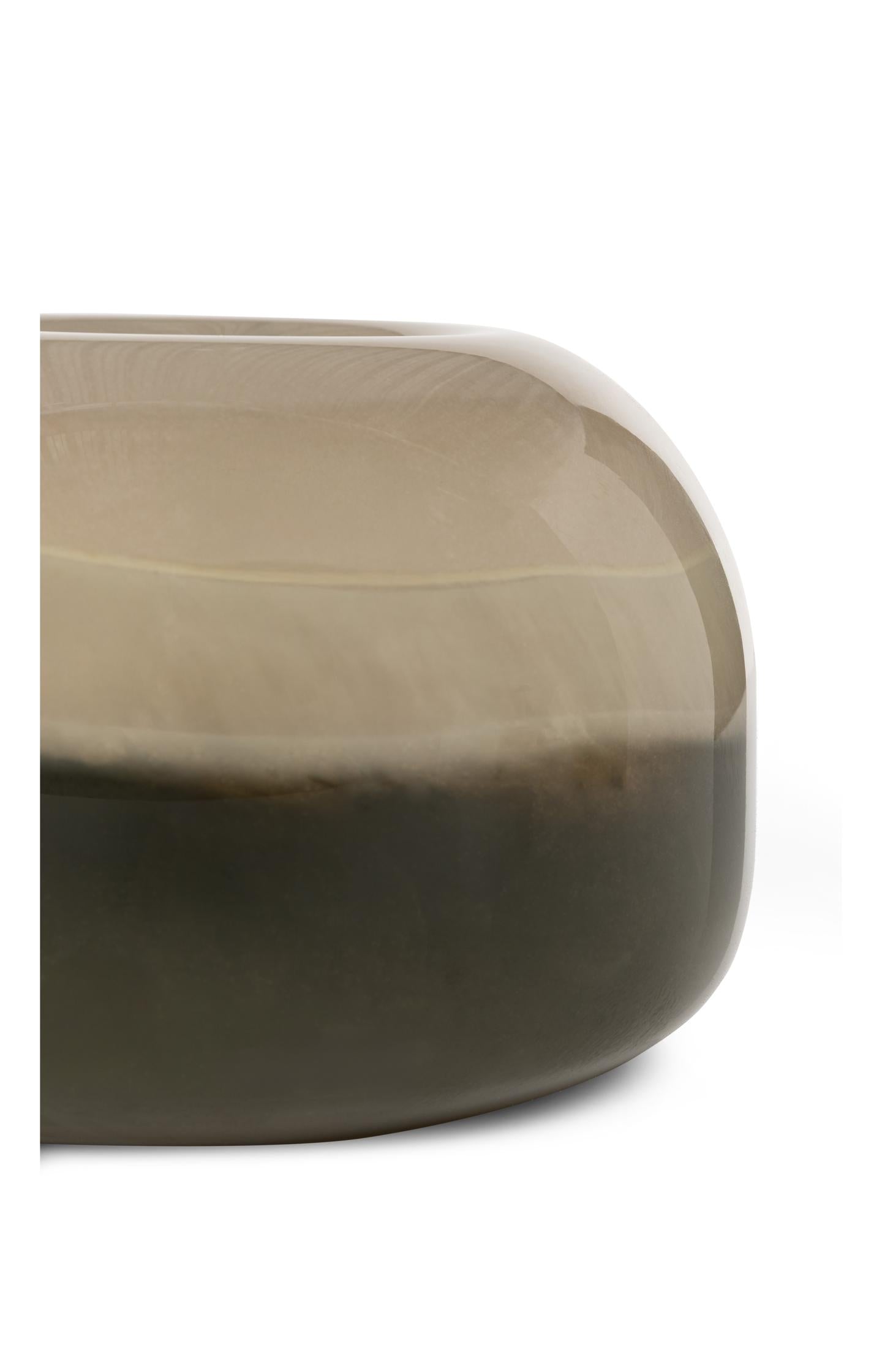 Glass tealight holder with color pattern