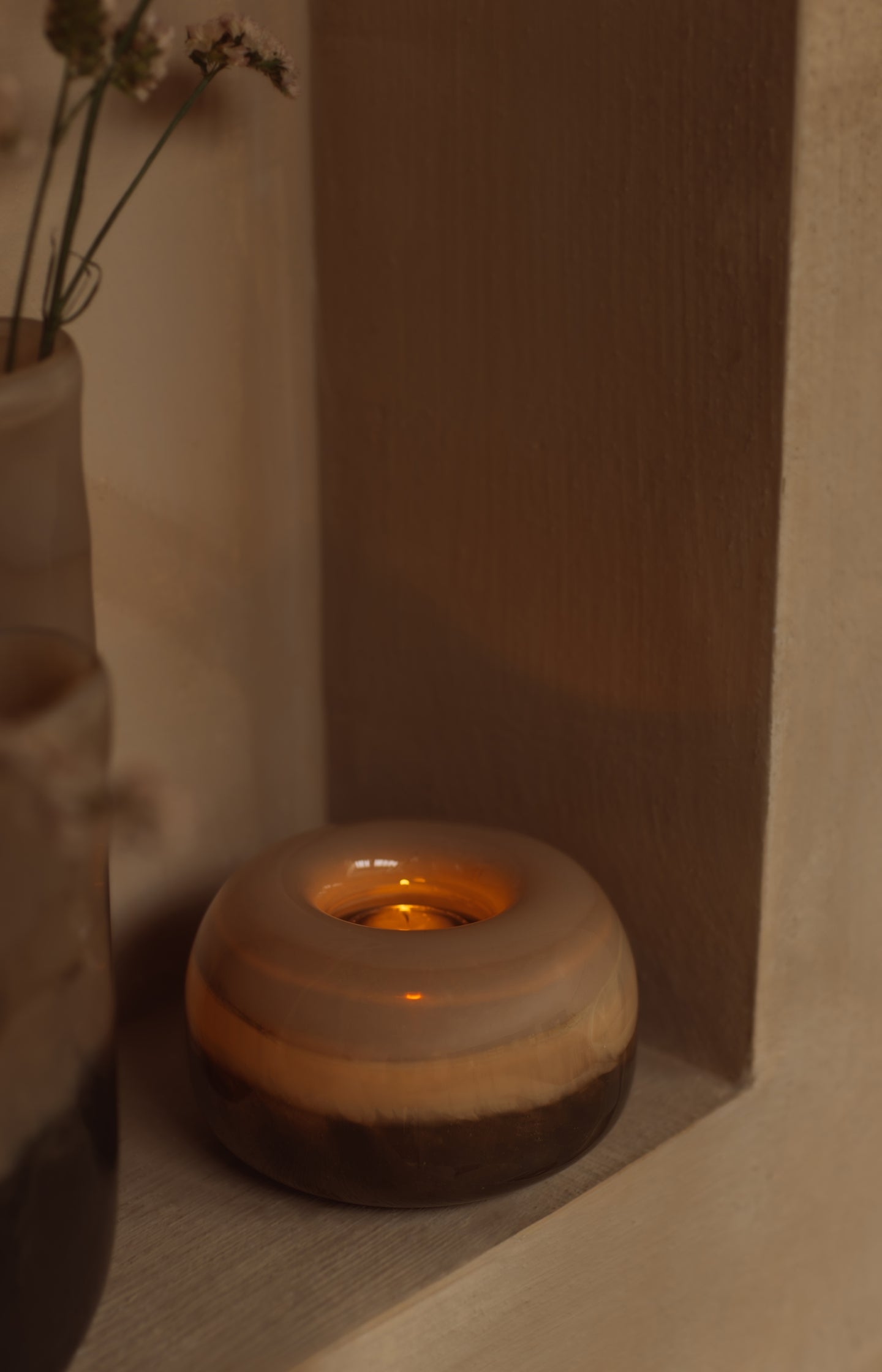 Glass tealight holder with color pattern