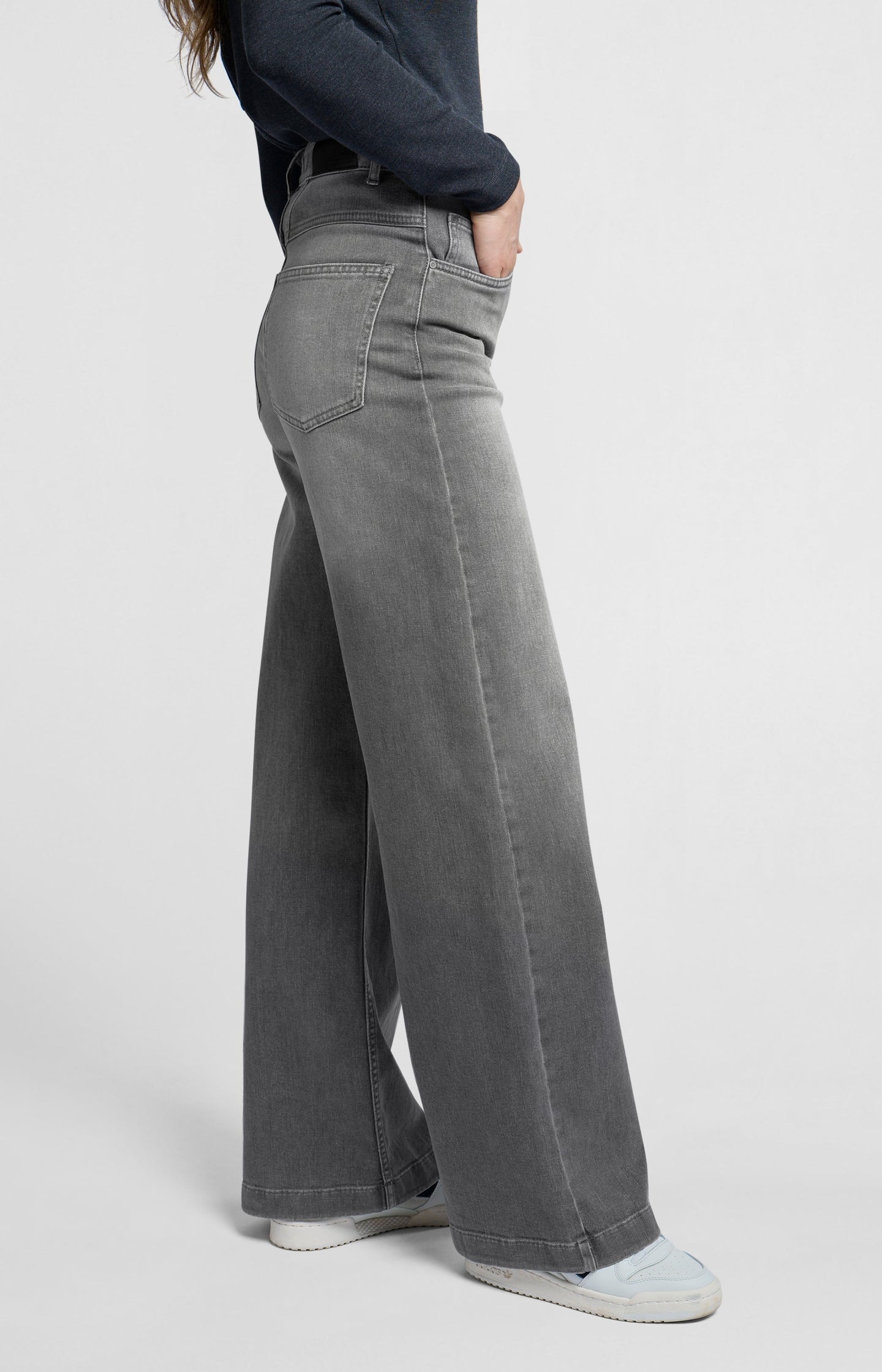 Gray jeans with high waist, extra wide legs and pockets - Type: lookbook