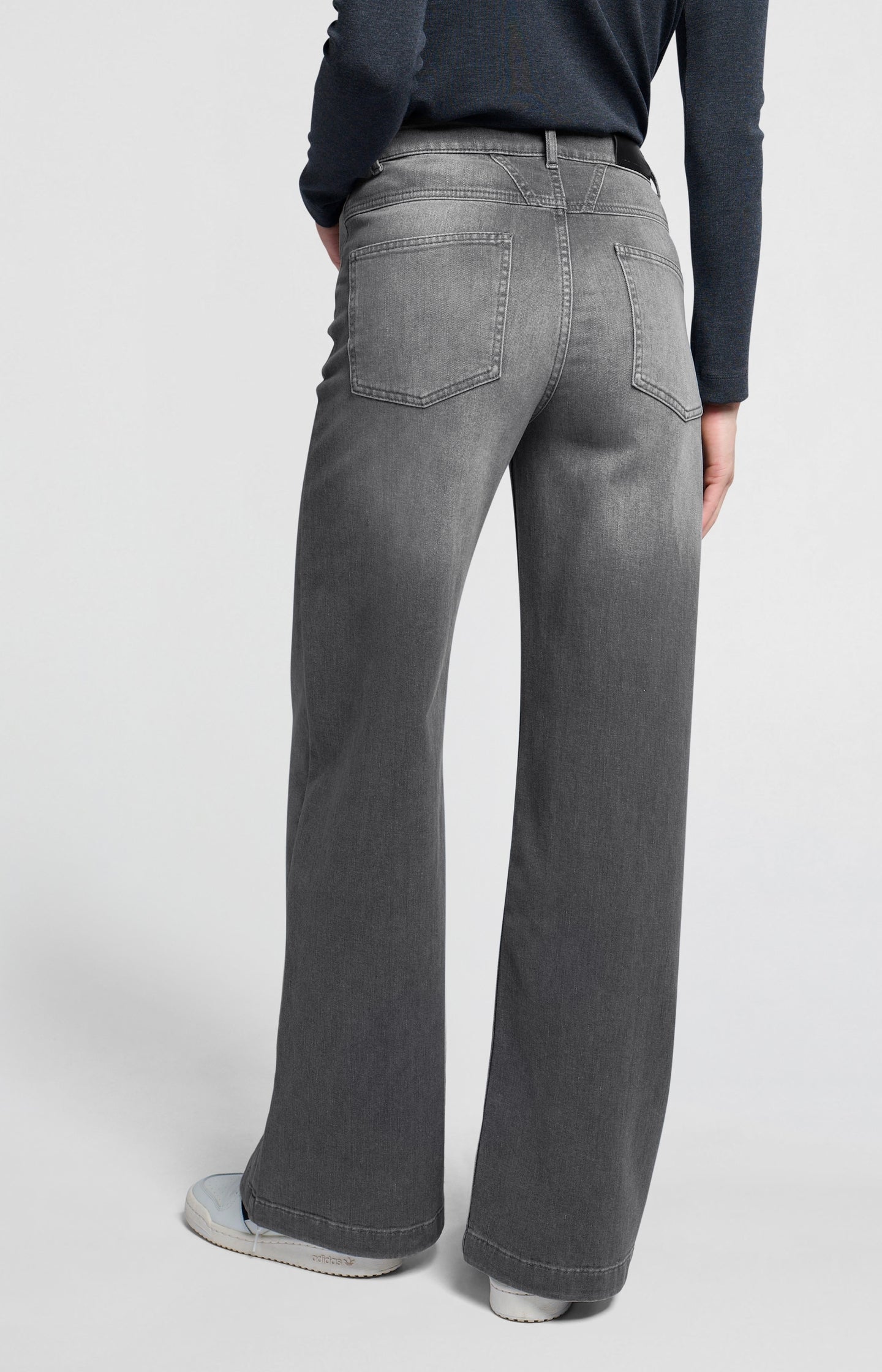 Gray jeans with high waist, extra wide legs and pockets