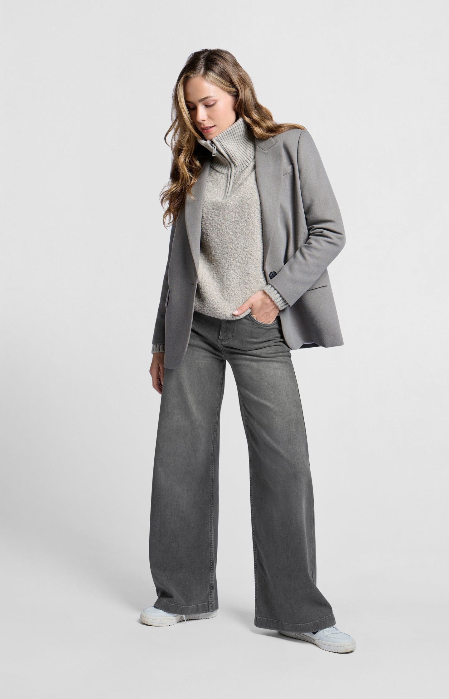 Gray jeans with high waist, extra wide legs and pockets